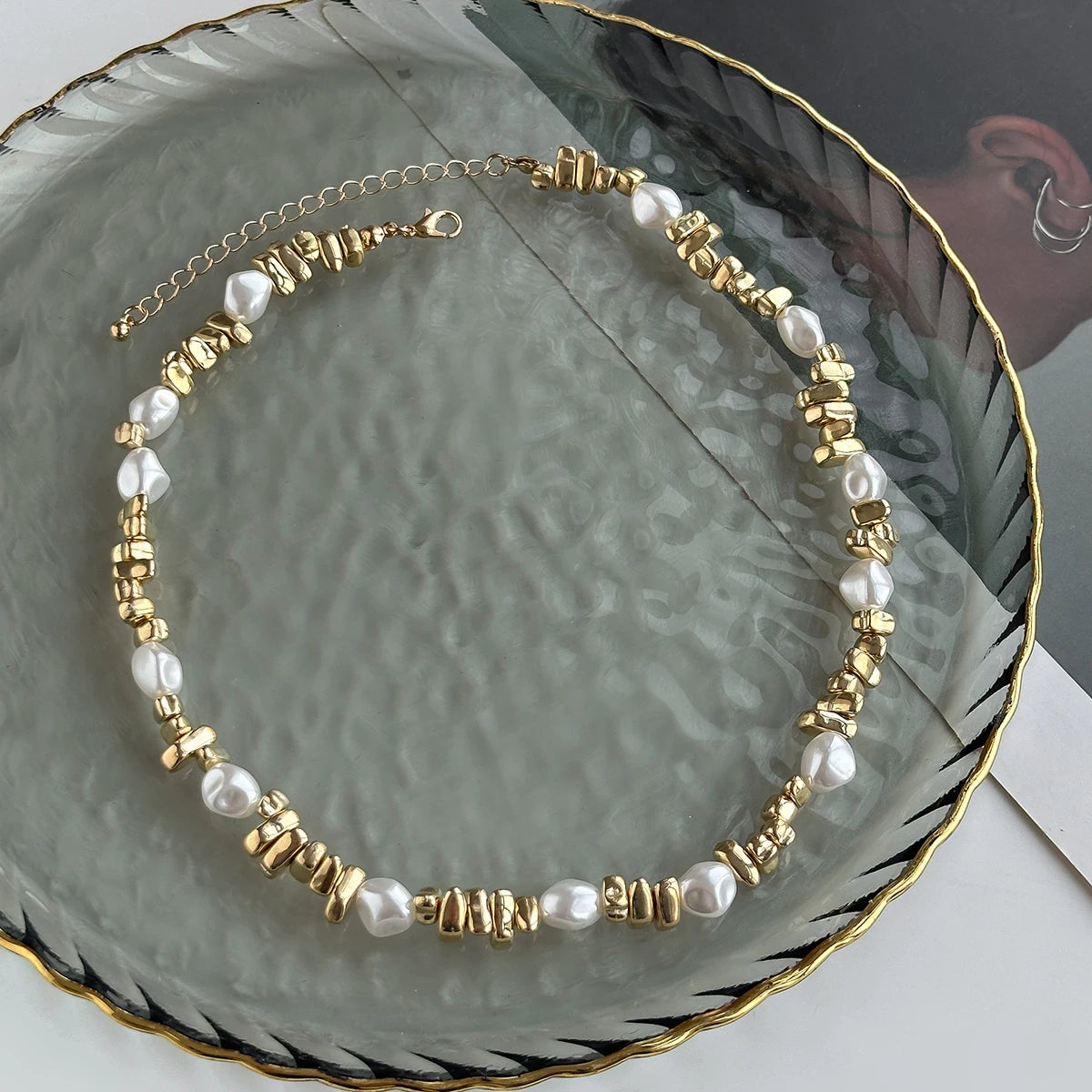 KunJoe Elegant Imitation Pearl Choker Necklace Women Retro Gold Color Acrylic Beaded Clavicle Chain Party Jewelry on the Neck、