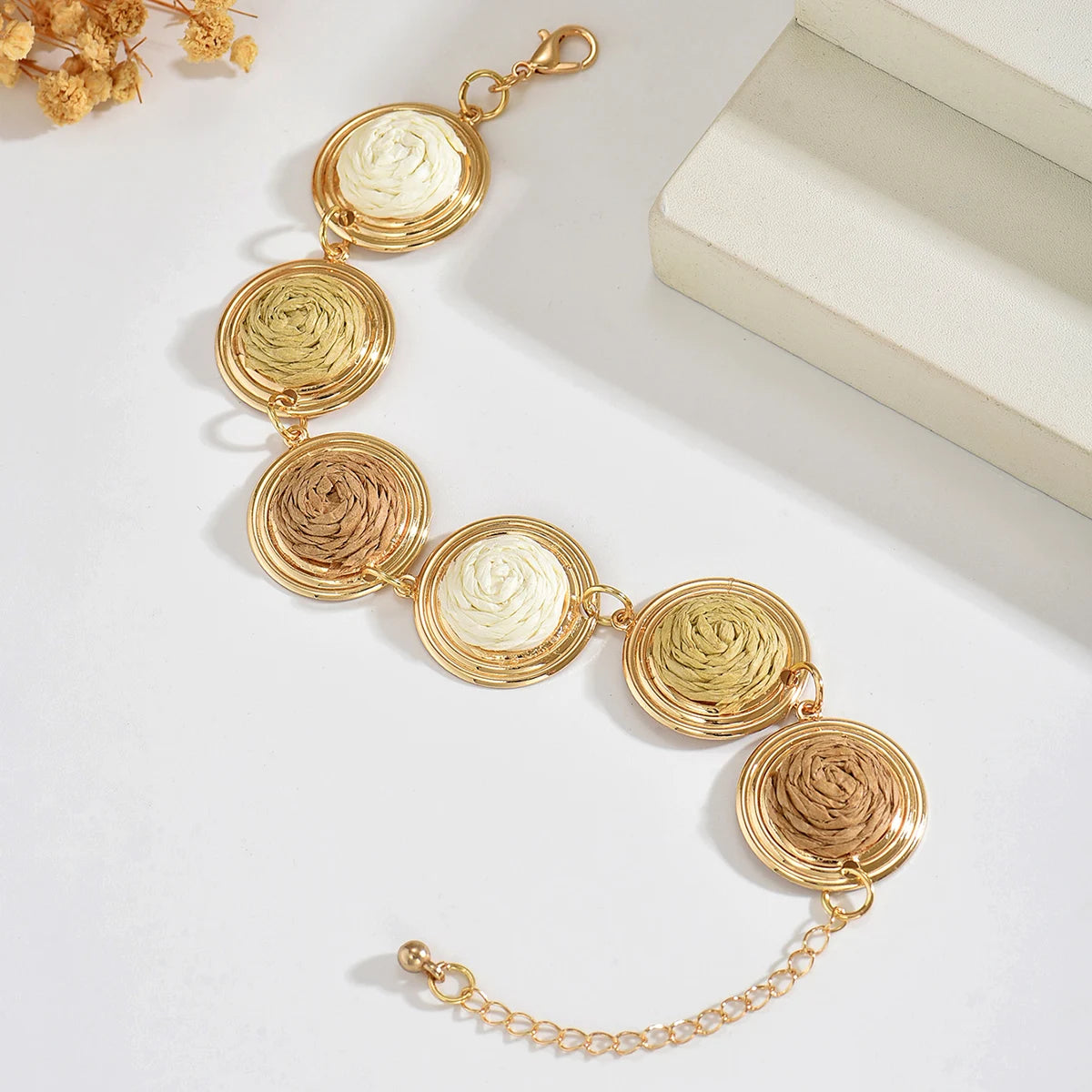 Women Handmade Ombre Neutral Tone Straw Woven Bracelet Multi Circle Raffia Disc Linked Bracelet Bohemian Seaside Holiday Accesso