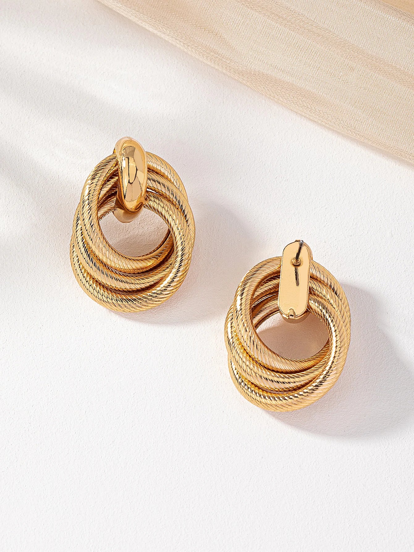 A Stylish Multi-Layered Twisted Metal Earring in Gold and Silver, a Versatile Accessory for Everyday Wear with a High-End Feel
