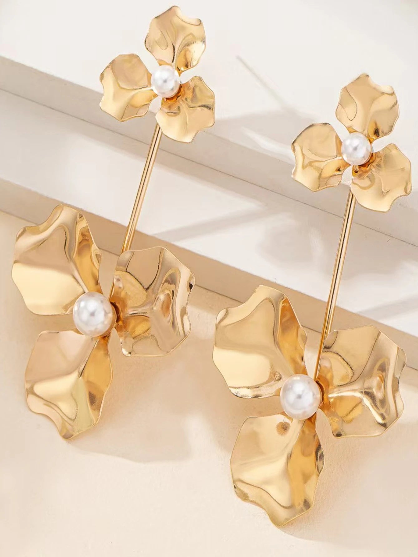 A Pair of Women's Double-Layer Hammered Gold Floral Long Earrings, Double Floral Faux Pearl Dangle Earrings, Elegant and Exaggerated Earrings for Women's Weddings and Banquets