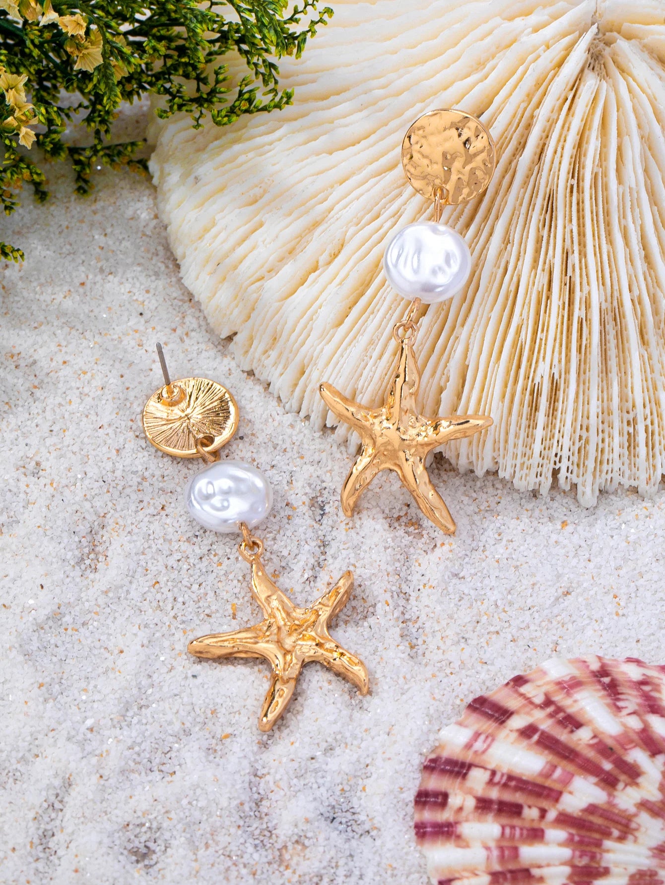 A Pair of Long Earrings with Golden Hammered Discs and Faux Pearls in the Shape of a Starfish, Bohemian Ocean Beach Style, Suitable for Women's Daily Wear, Vacation, and Parties