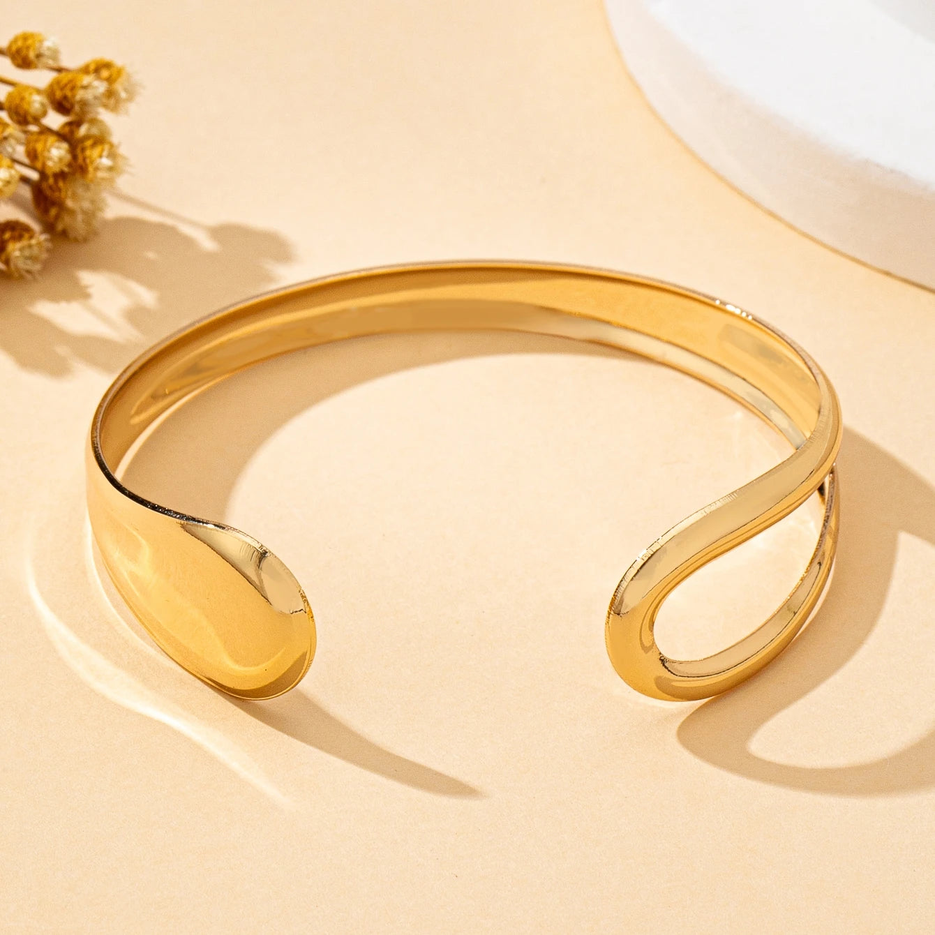 A Fashionable Women's Open Bracelet with a Stylish and Versatile Hollow Geometric Design, Suitable for Everyday Wear