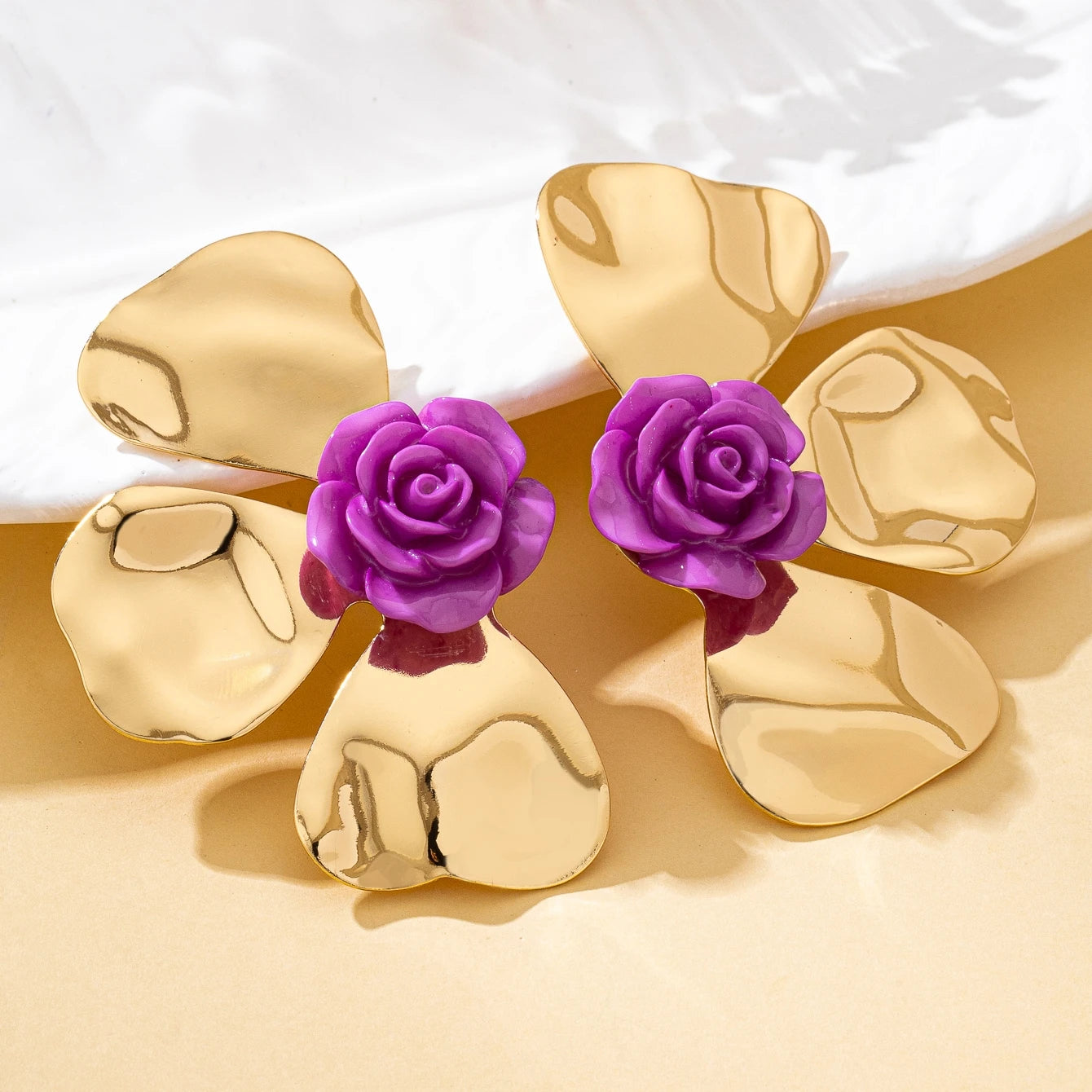A Pair of Women's Earrings with Exaggerated Three-Dimensional Flower Petals, Sweet Holiday-Style Earrings, Suitable for Daily Wear and Vacation Wear