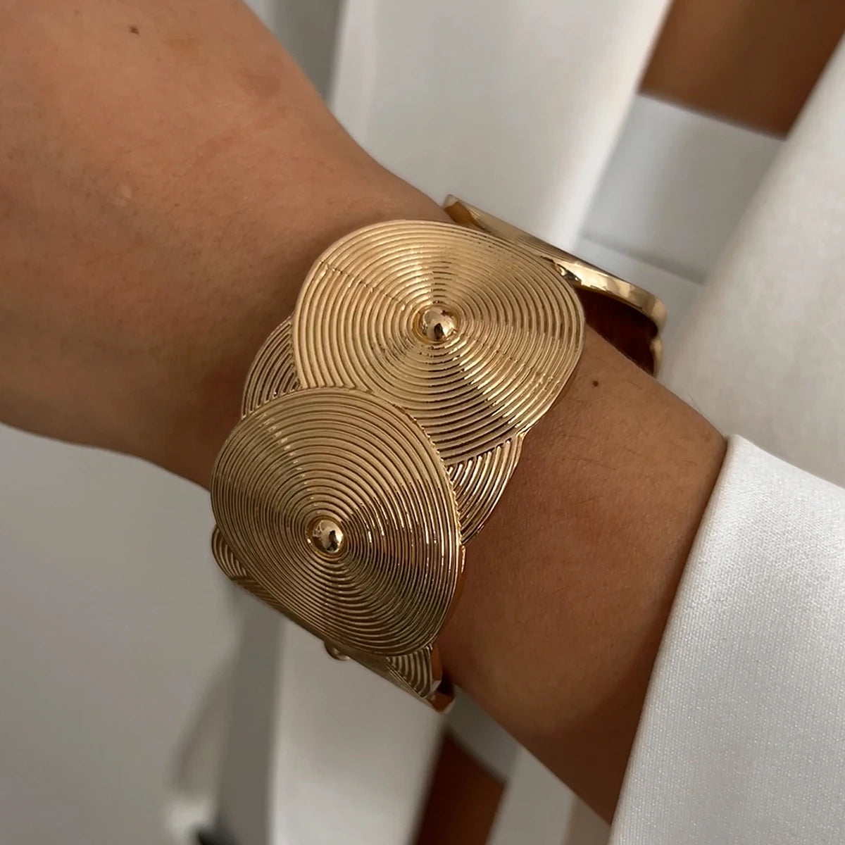 Salircon Aesthetic Design Vintage Geometric Texture Chunky Metal Bangles Women Charm Imitation Pearl Spring Bracelets Jewelry