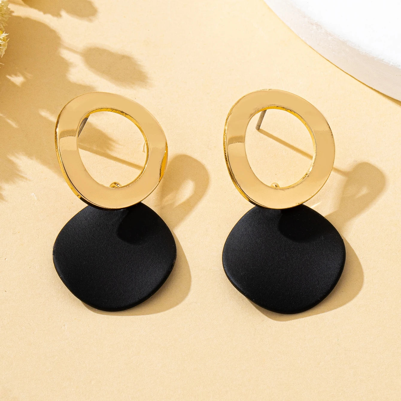 A Pair of Women's Earrings Wave Pattern Geometric Round Disc Stud Earrings Suitable for Daily and Vacation Wear