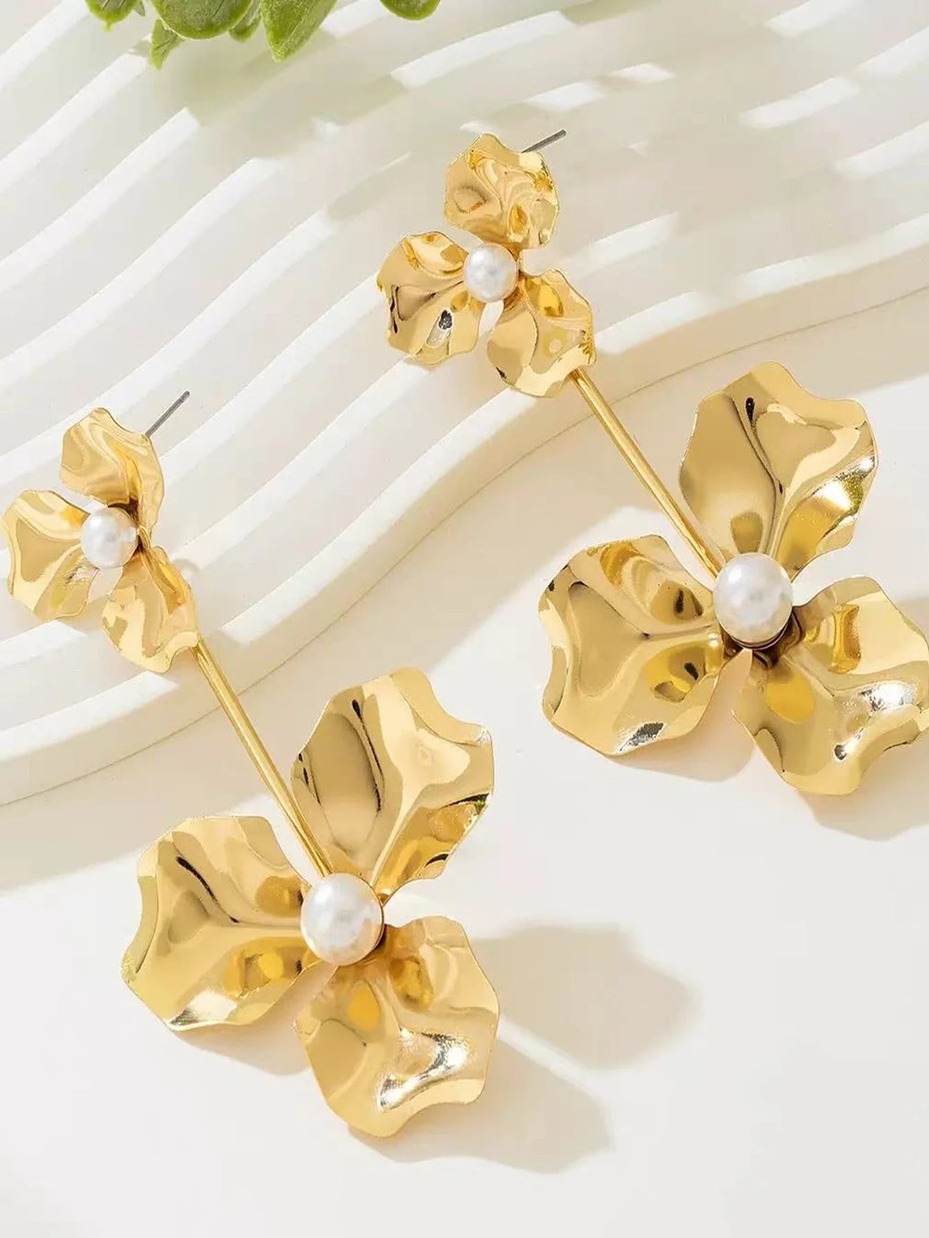 A Pair of Women's Double-Layer Hammered Gold Floral Long Earrings, Double Floral Faux Pearl Dangle Earrings, Elegant and Exaggerated Earrings for Women's Weddings and Banquets