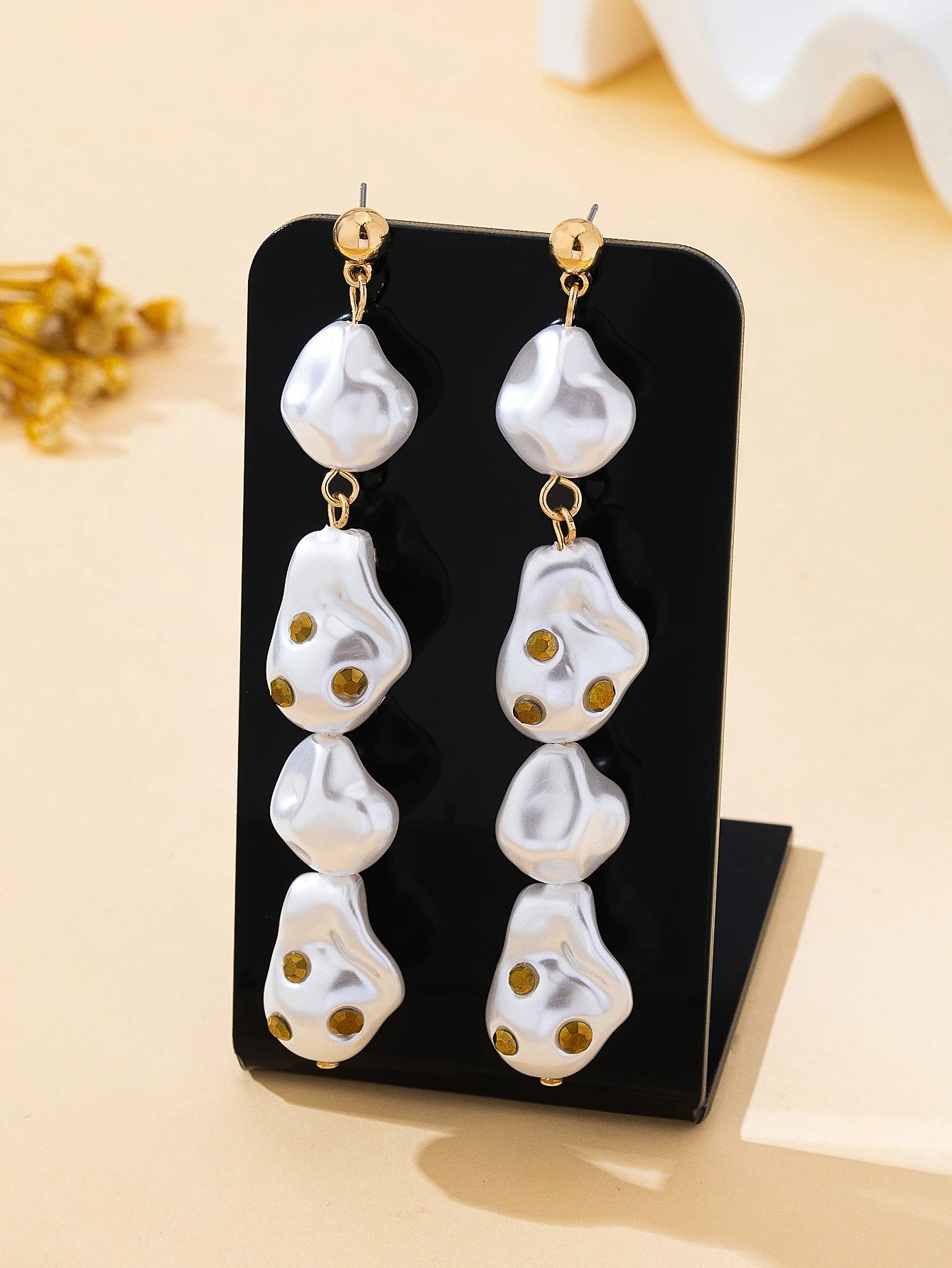 A Pair of Women's Fashionable Dangle Earrings, Simple and Elegant Baroque-Style Earrings with Faux Pearls and Glass Gemstones, Suitable for Daily Wear, Vacations, and as a Gift