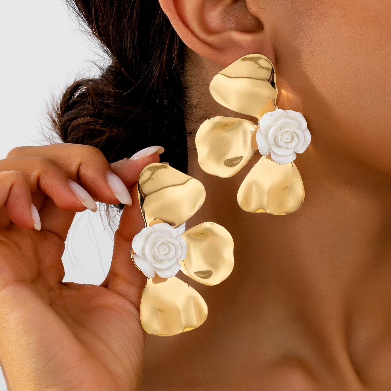 A Pair of Women's Earrings with Exaggerated Three-Dimensional Flower Petals, Sweet Holiday-Style Earrings, Suitable for Daily Wear and Vacation Wear