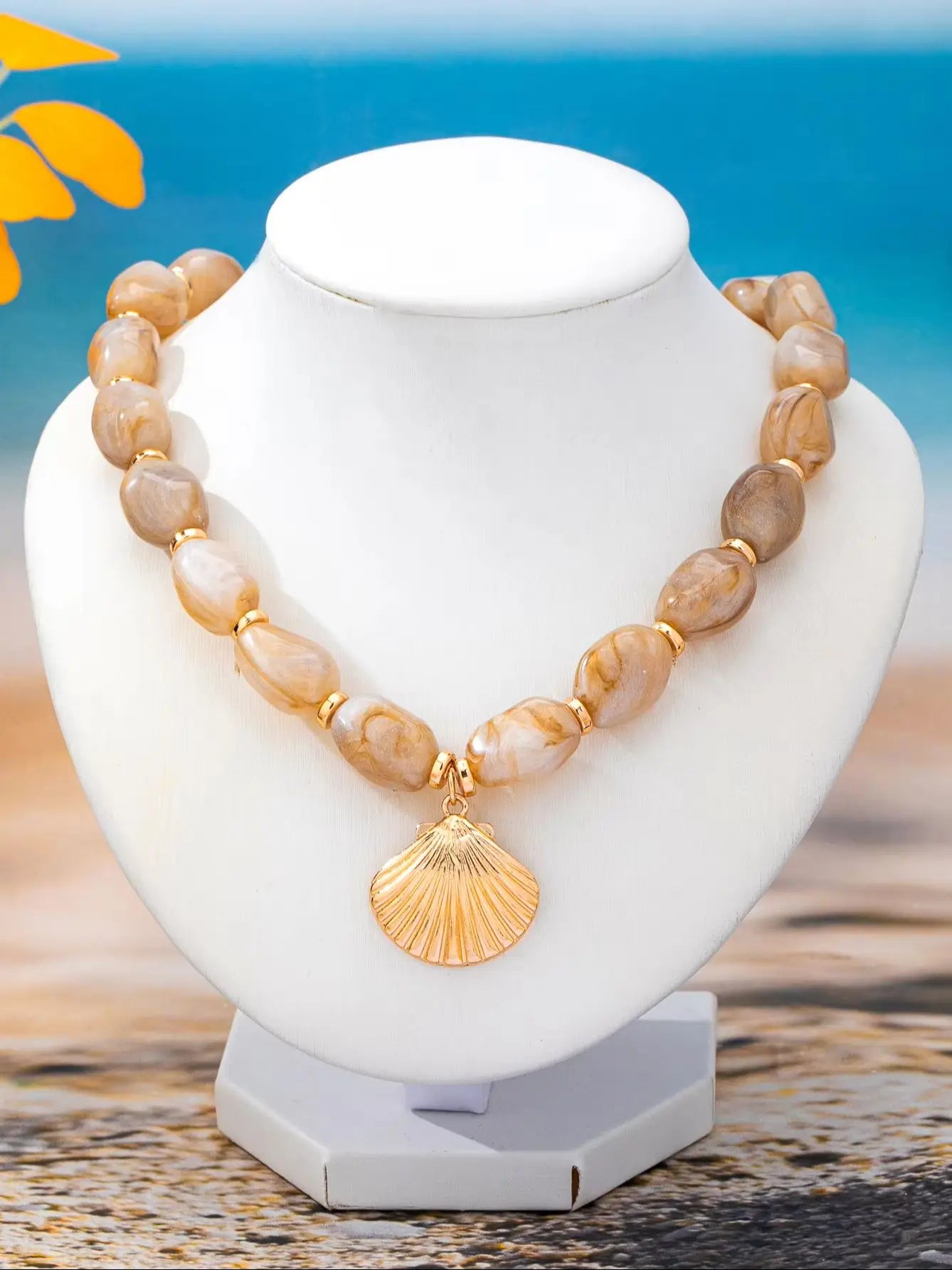 A Fashionable Women's Pendant Necklace with Ocean Vacation Elements, Zinc Alloy Shell Pendant Beaded Necklace, Suitable for Daily Wear, Vacations, and Gift-Giving