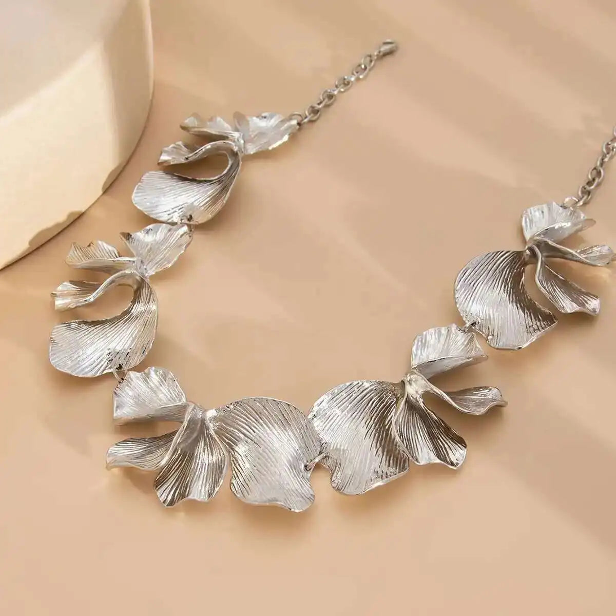 Salircon Vintage Design Irregular Metal Petal Flower Choker Necklace for Women Men Punk Creative Metal Clavicle Chain Jewelry