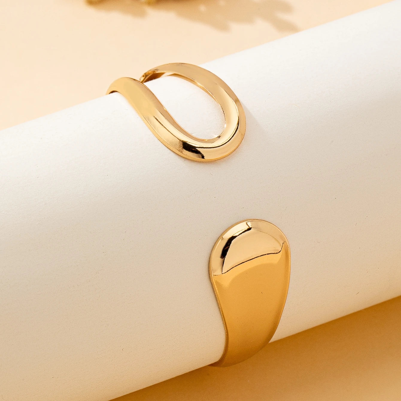 A Fashionable Women's Open Bracelet with a Stylish and Versatile Hollow Geometric Design, Suitable for Everyday Wear