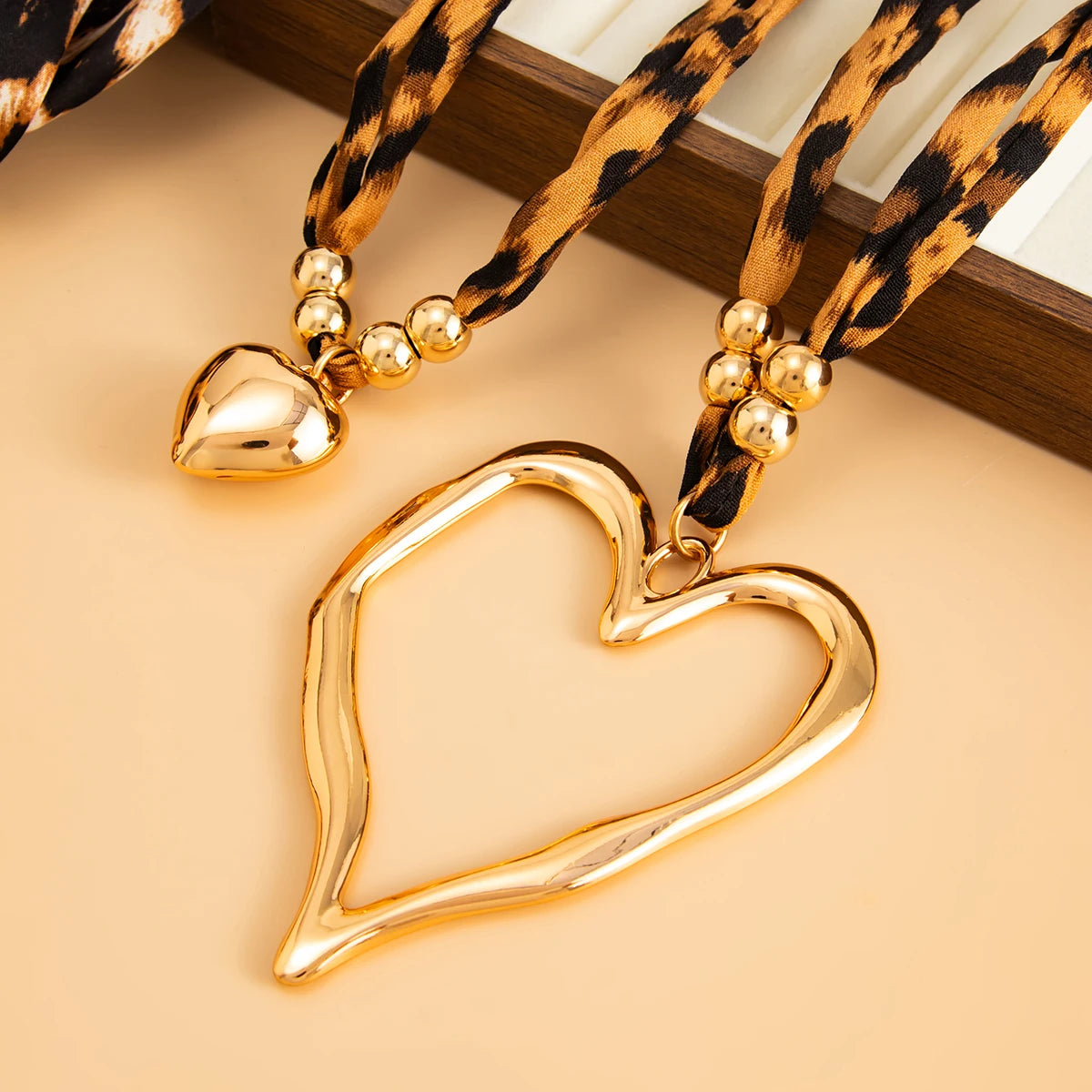 Salircon 2 Styles Trendy Leopard Print Chain Large Heart Pendant Necklace Women Punk CCB Beaded Choker Daily Wear Jewelry Gifts