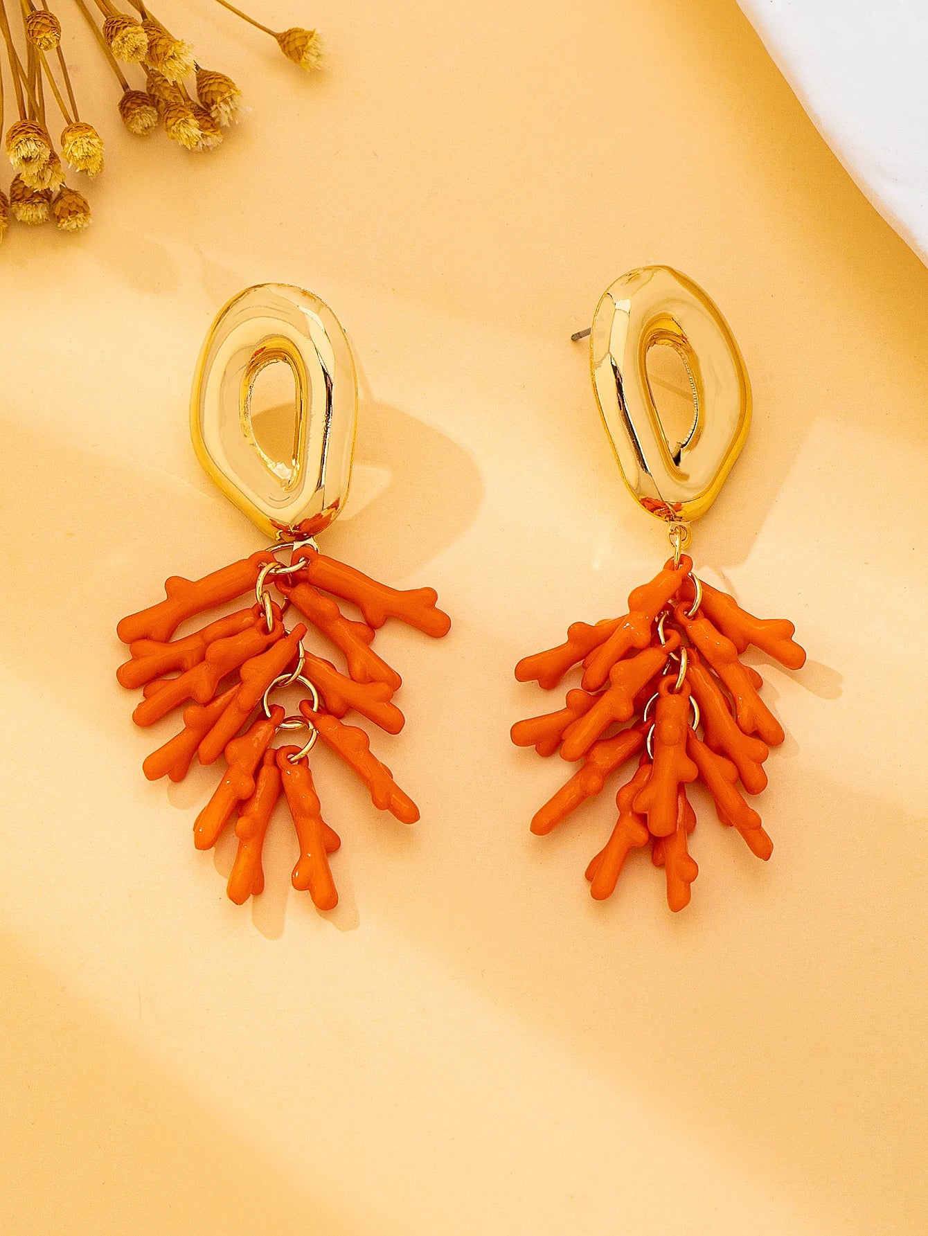 A Pair of Women's Fashionable Vertical Earrings with Ocean Vacation Elements and Coral Pendants, Suitable for Daily Wear, Vacations, and Gift-Giving