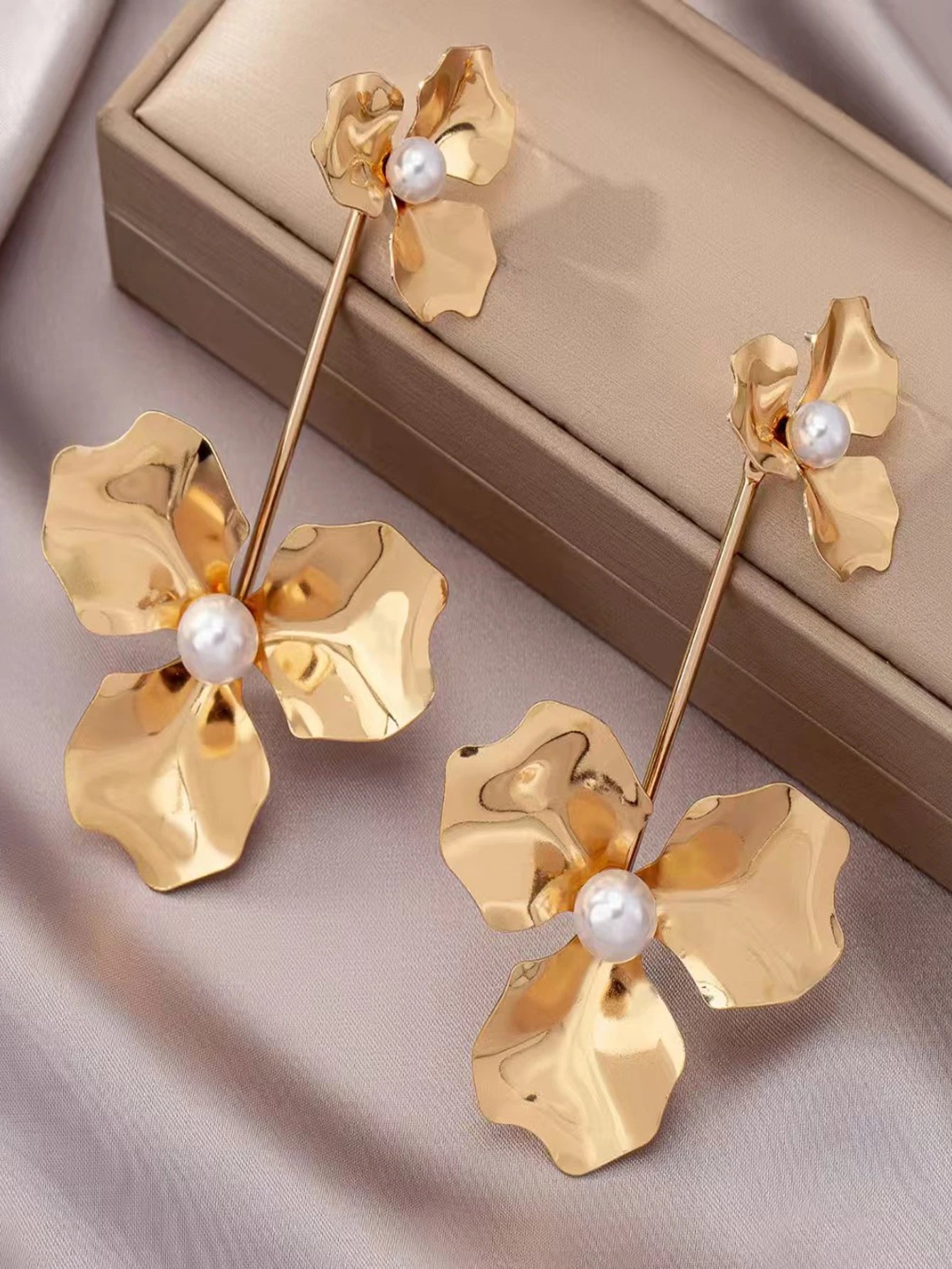 A Pair of Women's Double-Layer Hammered Gold Floral Long Earrings, Double Floral Faux Pearl Dangle Earrings, Elegant and Exaggerated Earrings for Women's Weddings and Banquets