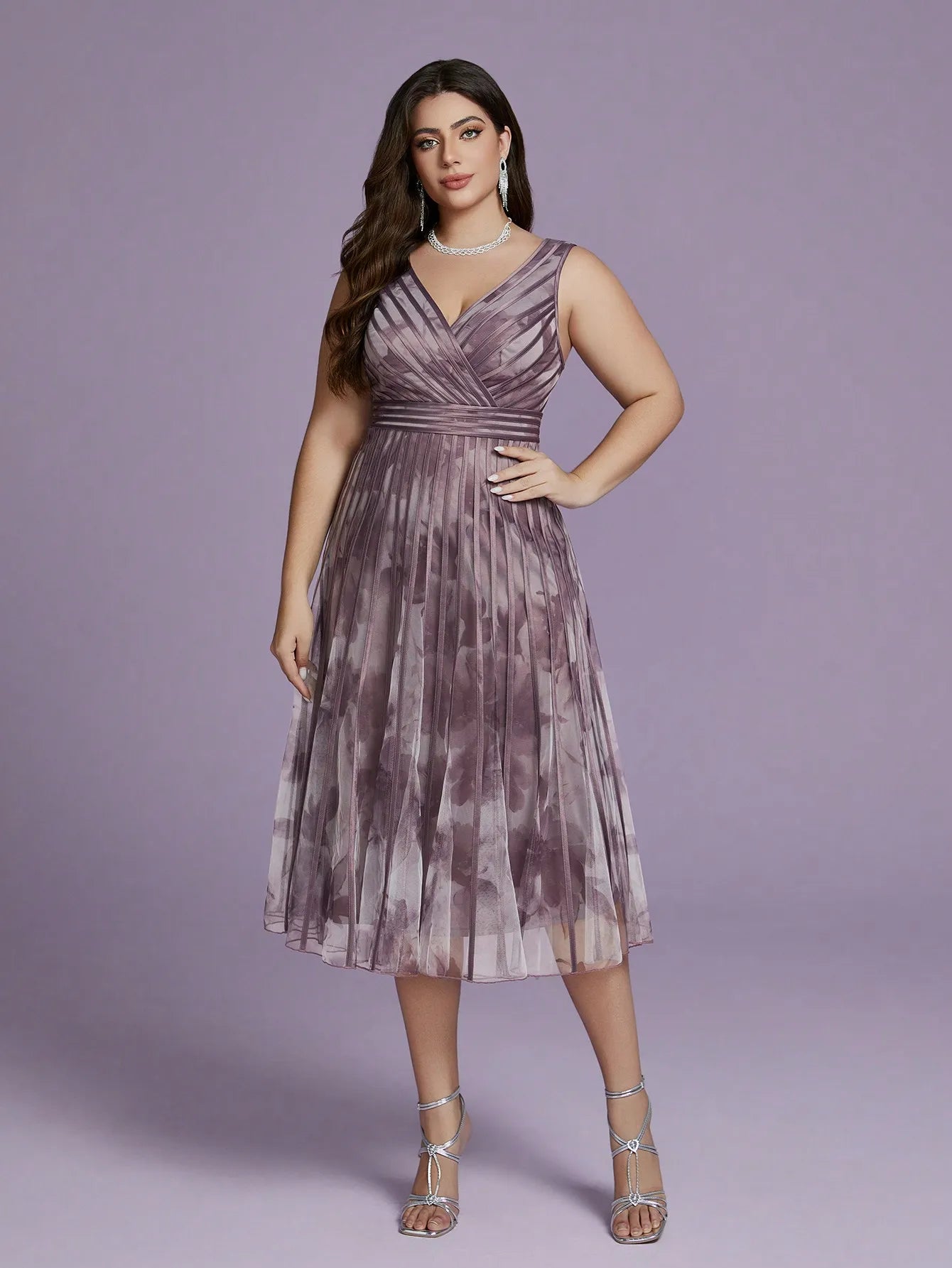 V-neck sleeveless printed chiffon dress with wide straps and high-end evening gown style
