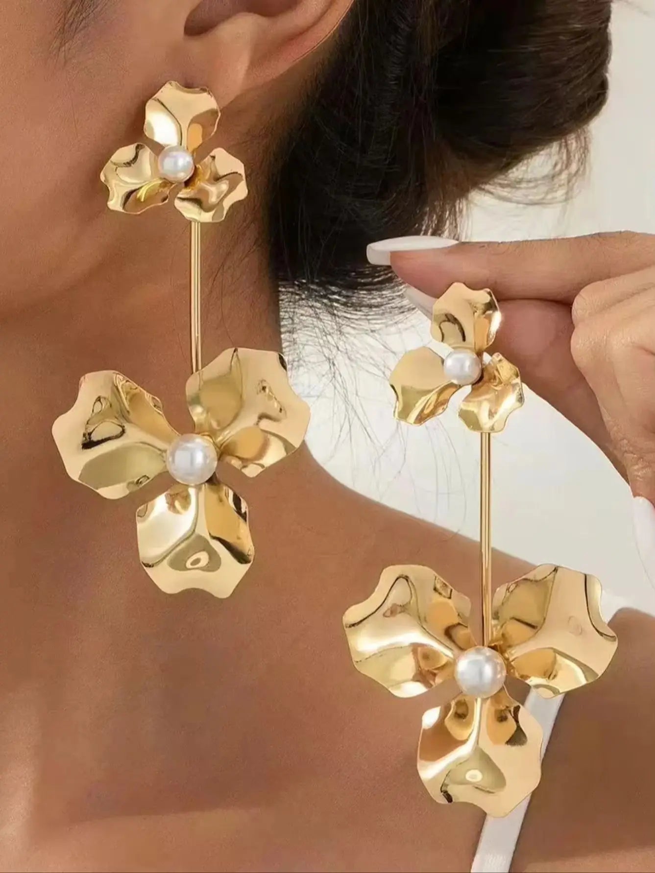 A Pair of Women's Double-Layer Hammered Gold Floral Long Earrings, Double Floral Faux Pearl Dangle Earrings, Elegant and Exaggerated Earrings for Women's Weddings and Banquets