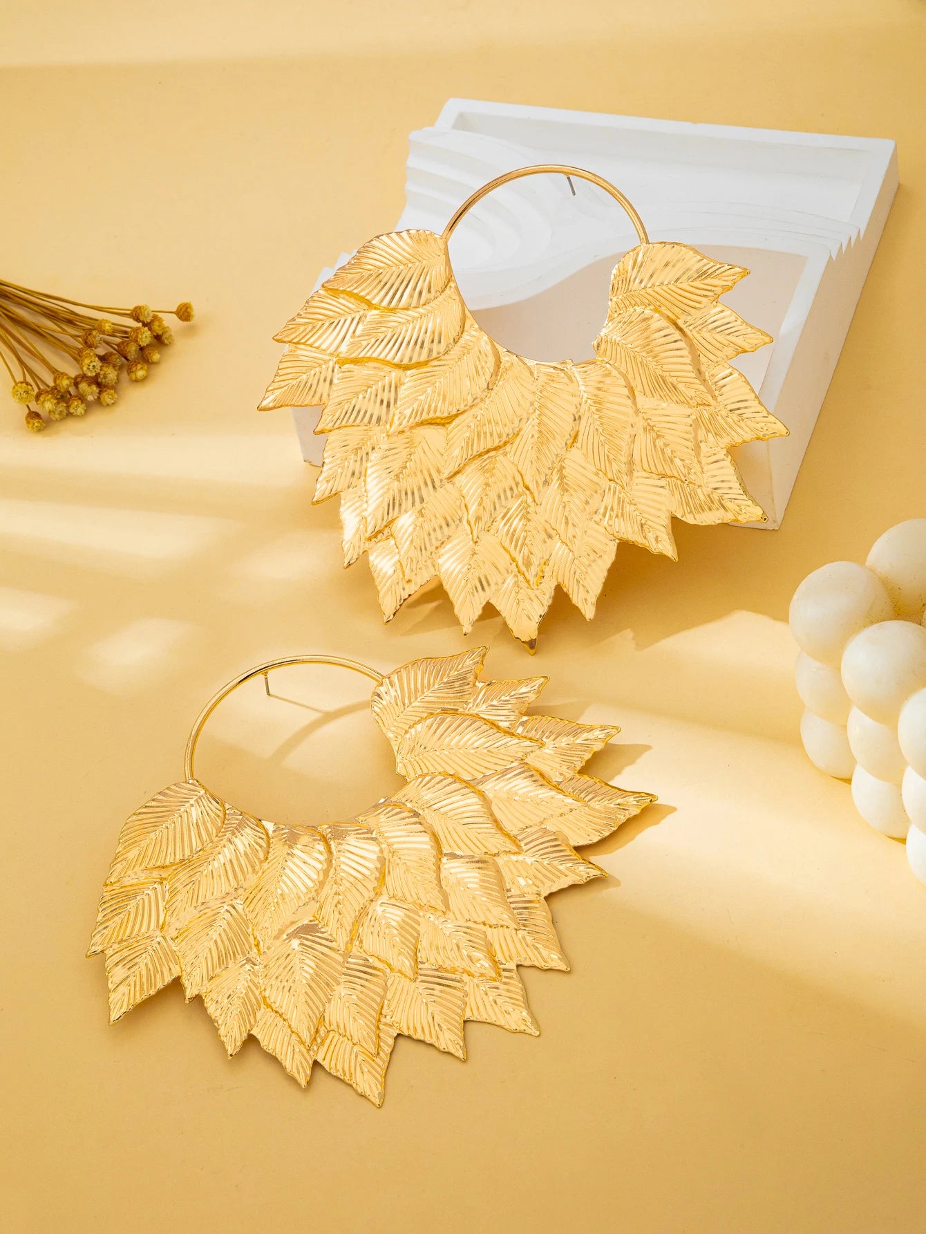 A Pair of Women's Fashionable Earrings, Bohemian Style Leaf-Shaped Exaggerated Large Earrings, Suitable for Daily Wear, Vacations, and as a Gift