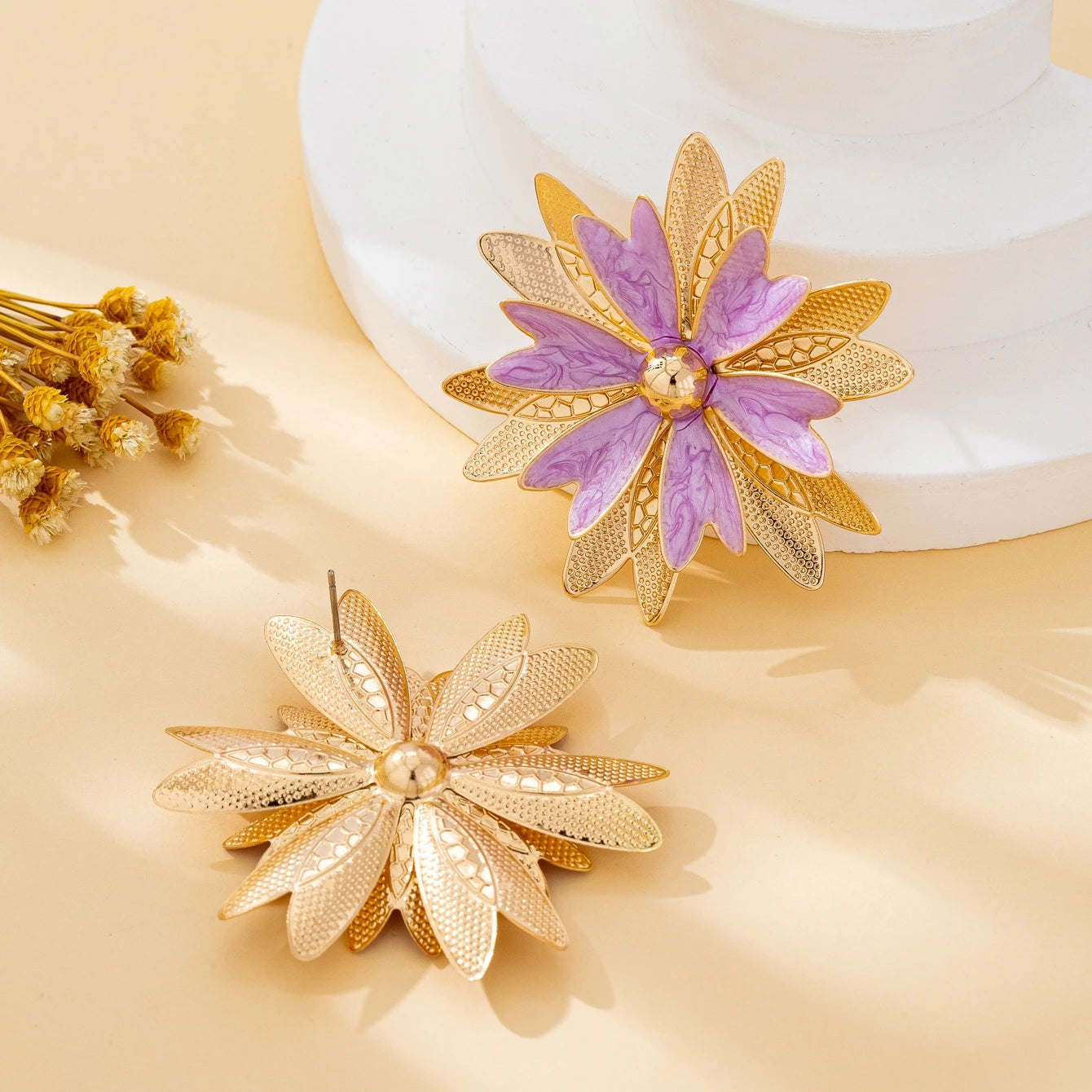 A Pair of Fashionable Women's Earrings, Exaggerated Multi-Layered Flower Earrings, Suitable for Women to Wear in Daily Life, Vacations, and Banquets