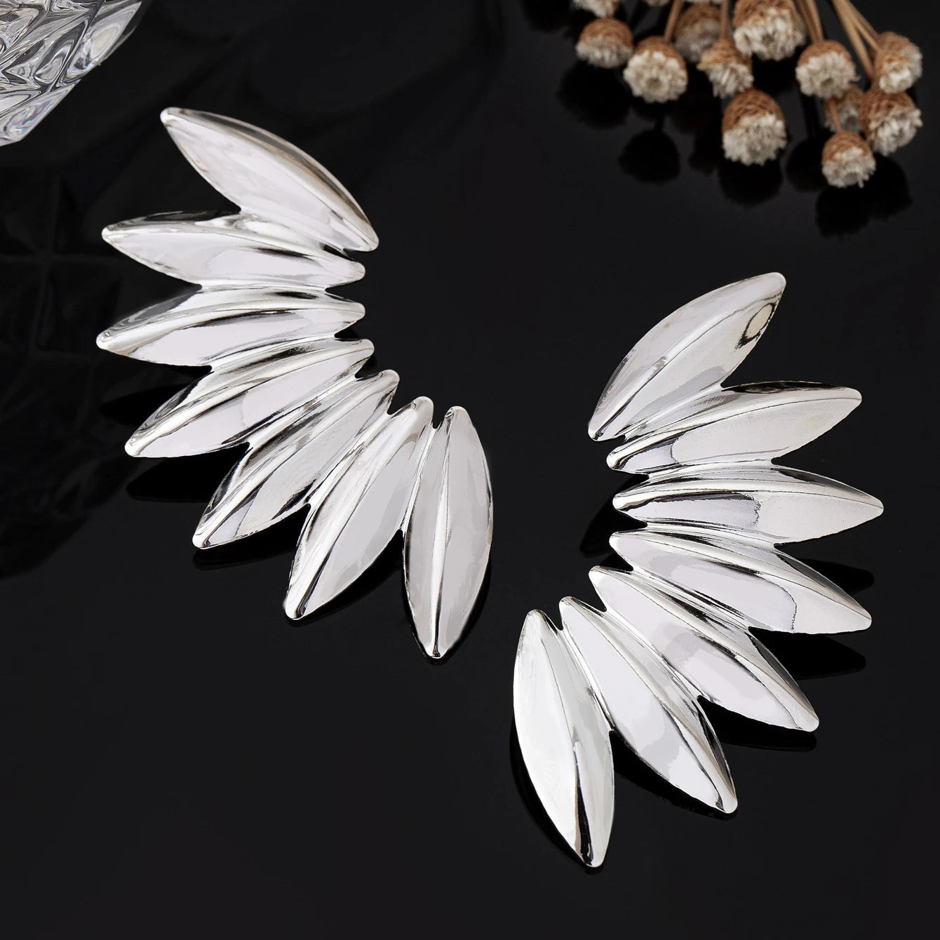 A Pair of Women's Fashion Earrings, Creative Retro Exaggerated Punk Metal Fan-Shaped Earrings, Suitable for Daily Wear and Parties
