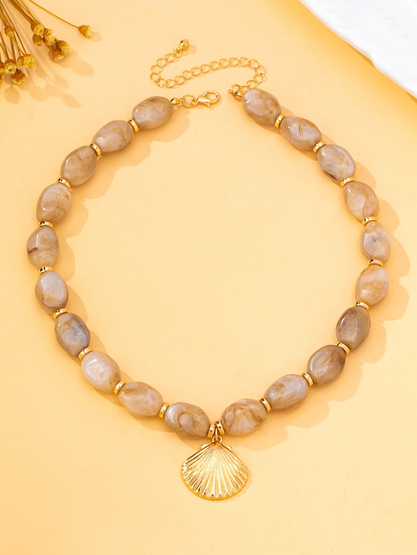 A Fashionable Women's Pendant Necklace with Ocean Vacation Elements, Zinc Alloy Shell Pendant Beaded Necklace, Suitable for Daily Wear, Vacations, and Gift-Giving