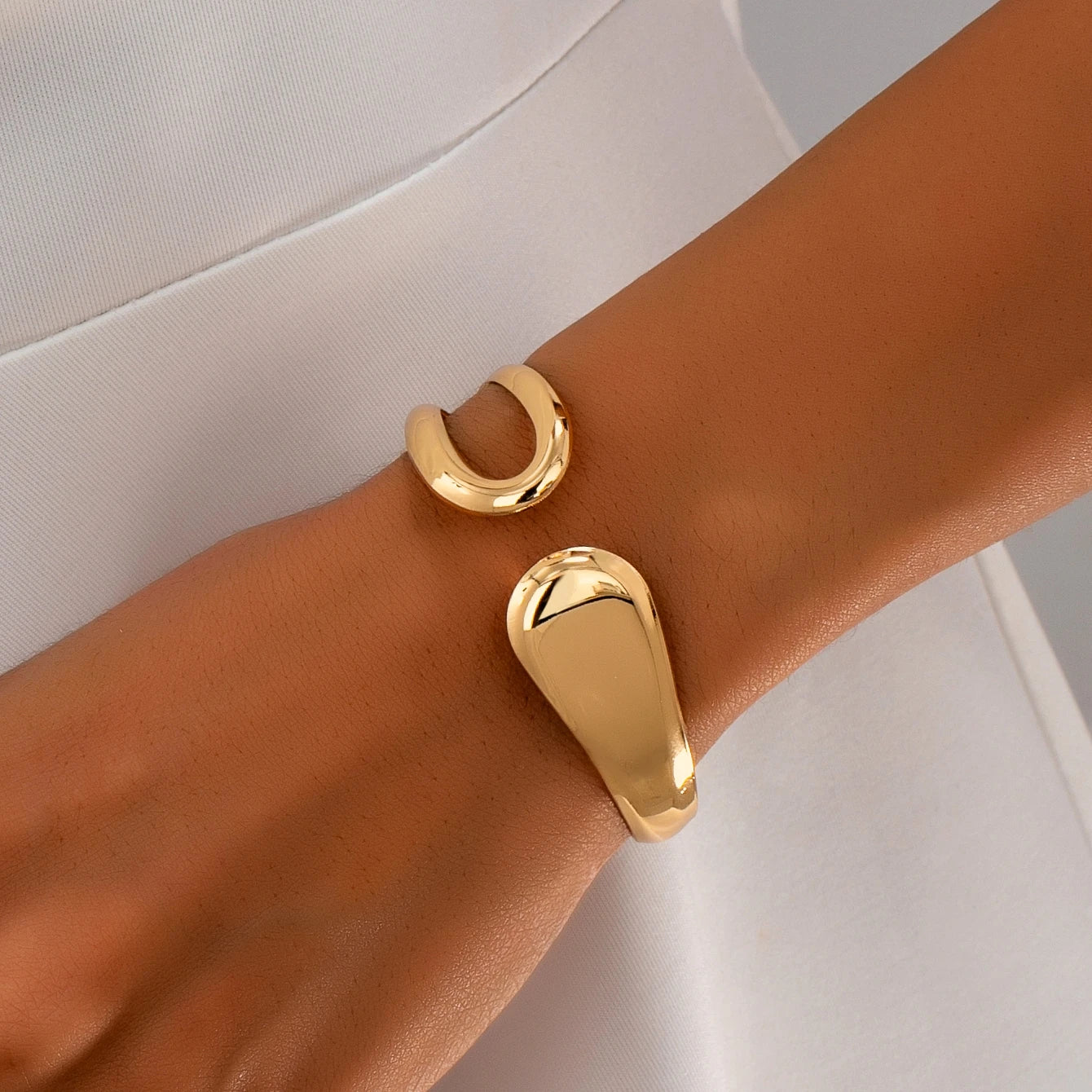 A Fashionable Women's Open Bracelet with a Stylish and Versatile Hollow Geometric Design, Suitable for Everyday Wear