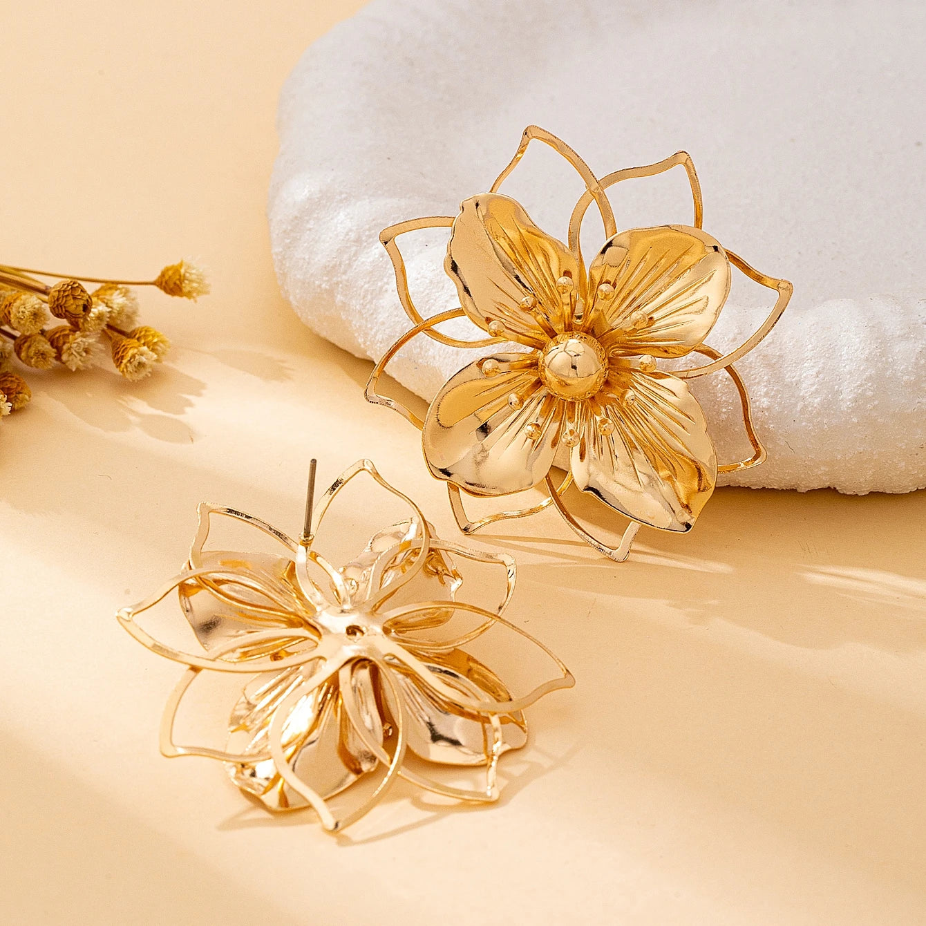 Women's Earrings: Women's Hollow Flower Earrings, Sweet and Romantic, Suitable for Daily Wear and Vacation Wear