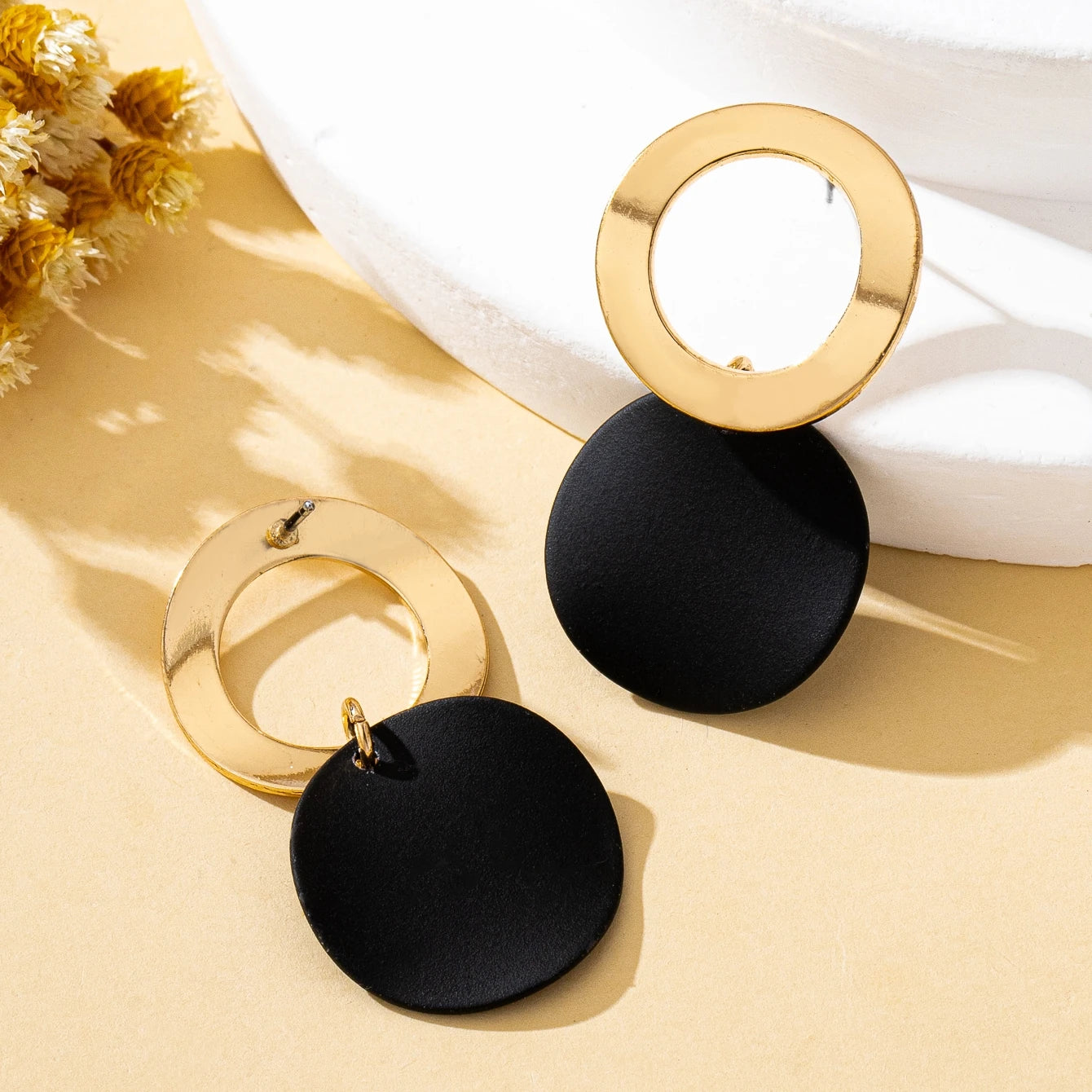 A Pair of Women's Earrings Wave Pattern Geometric Round Disc Stud Earrings Suitable for Daily and Vacation Wear