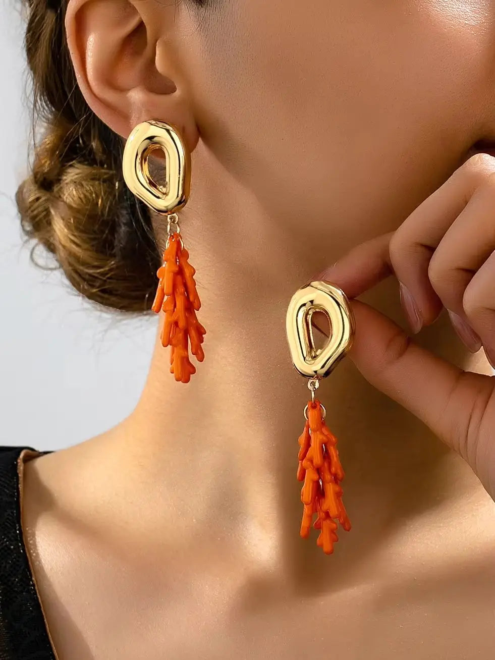 A Pair of Women's Fashionable Vertical Earrings with Ocean Vacation Elements and Coral Pendants, Suitable for Daily Wear, Vacations, and Gift-Giving