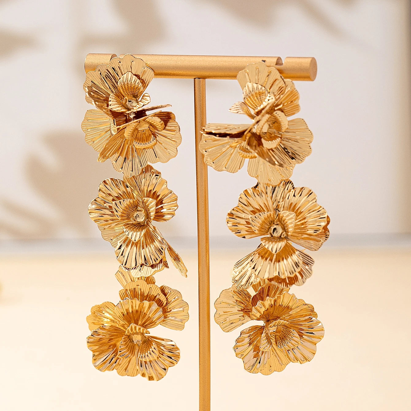 Women's Earrings, Metal Earrings with 3 Flowers, Sweet and Fashionable, Medium-Length, Suitable for Daily Wear and Vacation Wear