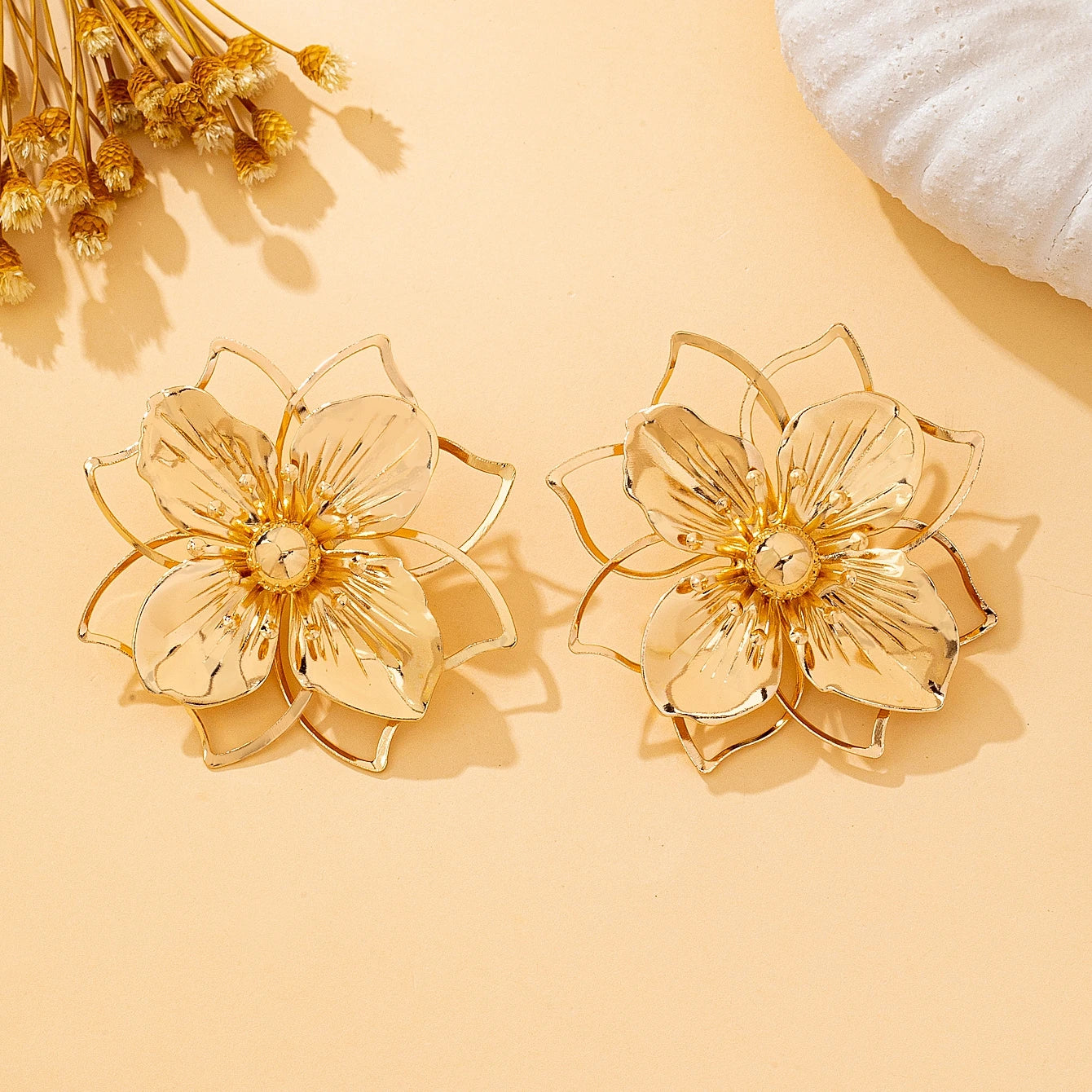 Women's Earrings: Women's Hollow Flower Earrings, Sweet and Romantic, Suitable for Daily Wear and Vacation Wear