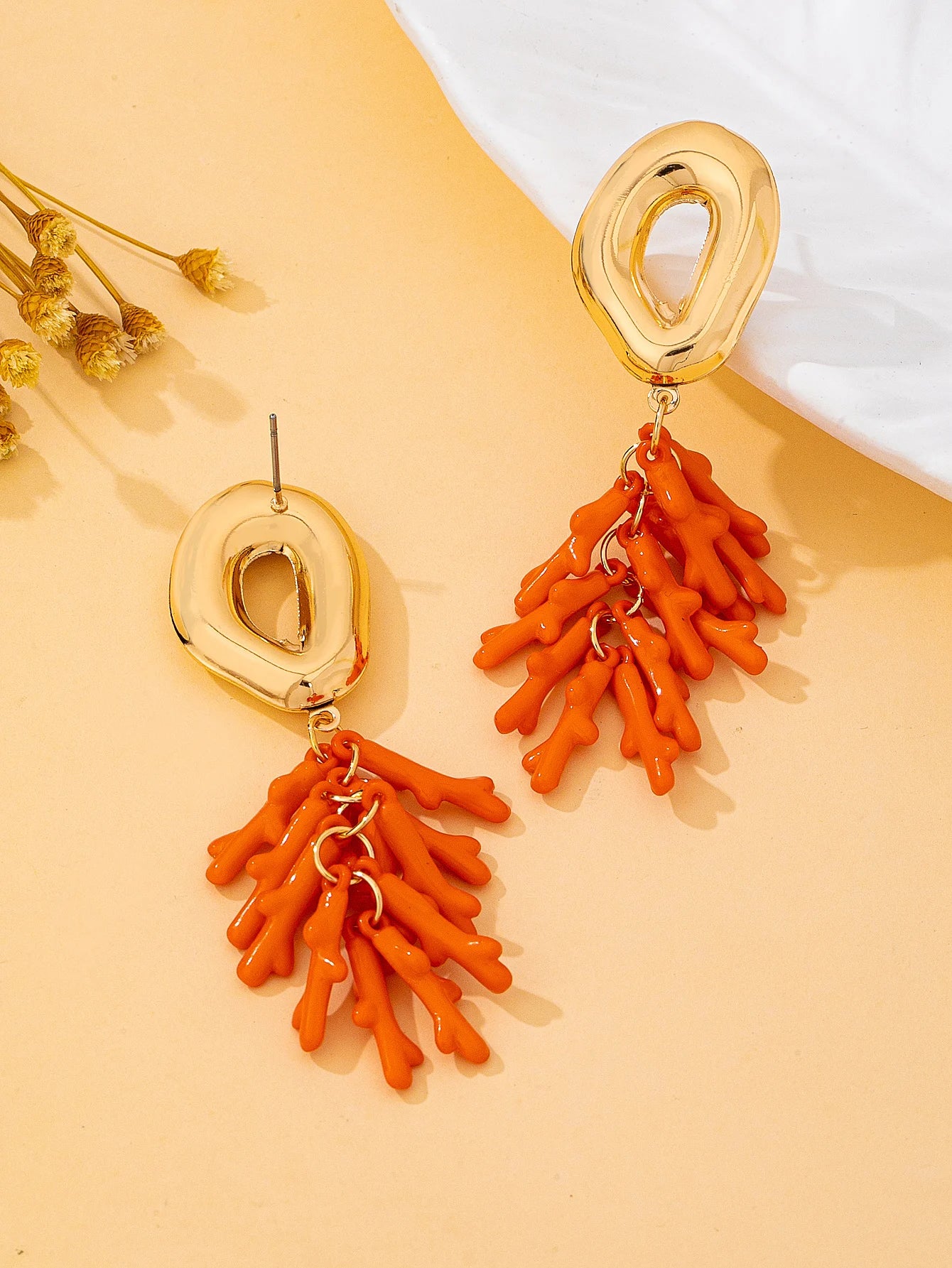 A Pair of Women's Fashionable Vertical Earrings with Ocean Vacation Elements and Coral Pendants, Suitable for Daily Wear, Vacations, and Gift-Giving