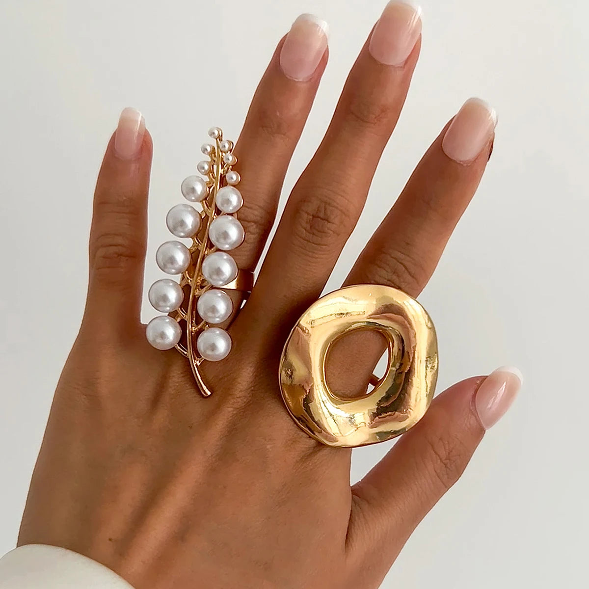 Salircon Aesthetic Design Inlaid Imitation Pearl Flower Leaf Ring for Women Vintage Circular Metal Finger Ring Party Jewelry