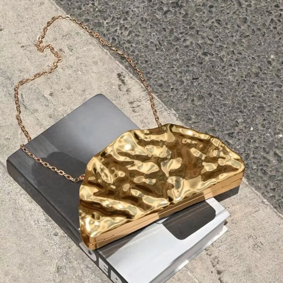 Women's shimmering metallic texture evening bag luxurious gold acrylic scallop clutch suitable for parties banquets