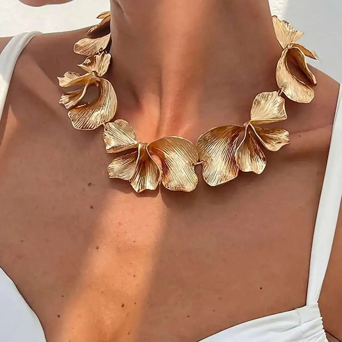 Salircon Vintage Design Irregular Metal Petal Flower Choker Necklace for Women Men Punk Creative Metal Clavicle Chain Jewelry