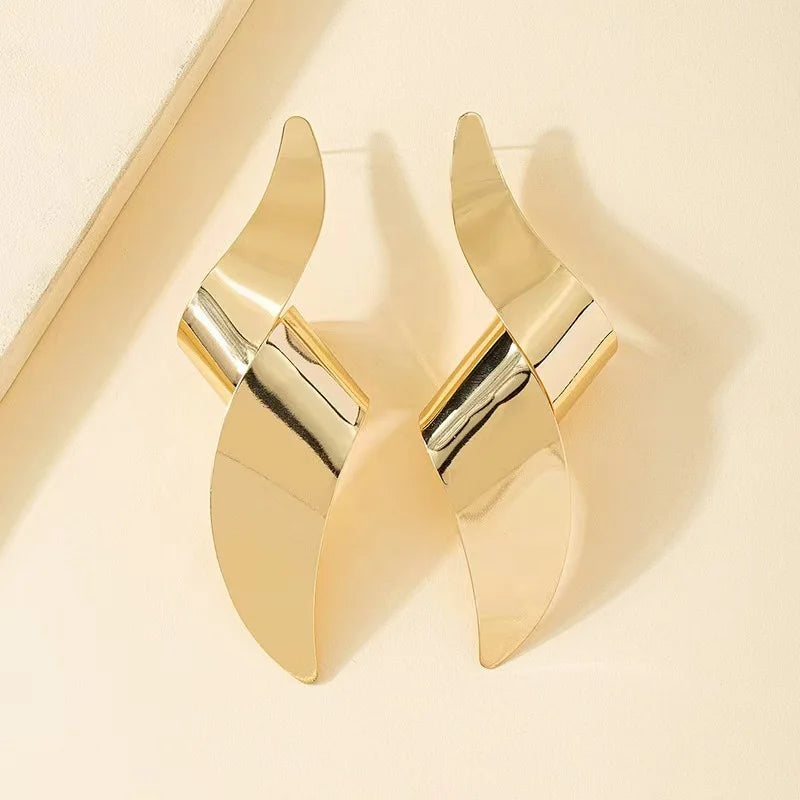 A Pair of Women's Earrings, Exaggerated Irregular Geometric Red Earrings, Suitable for Daily Wear and Vacation Wear