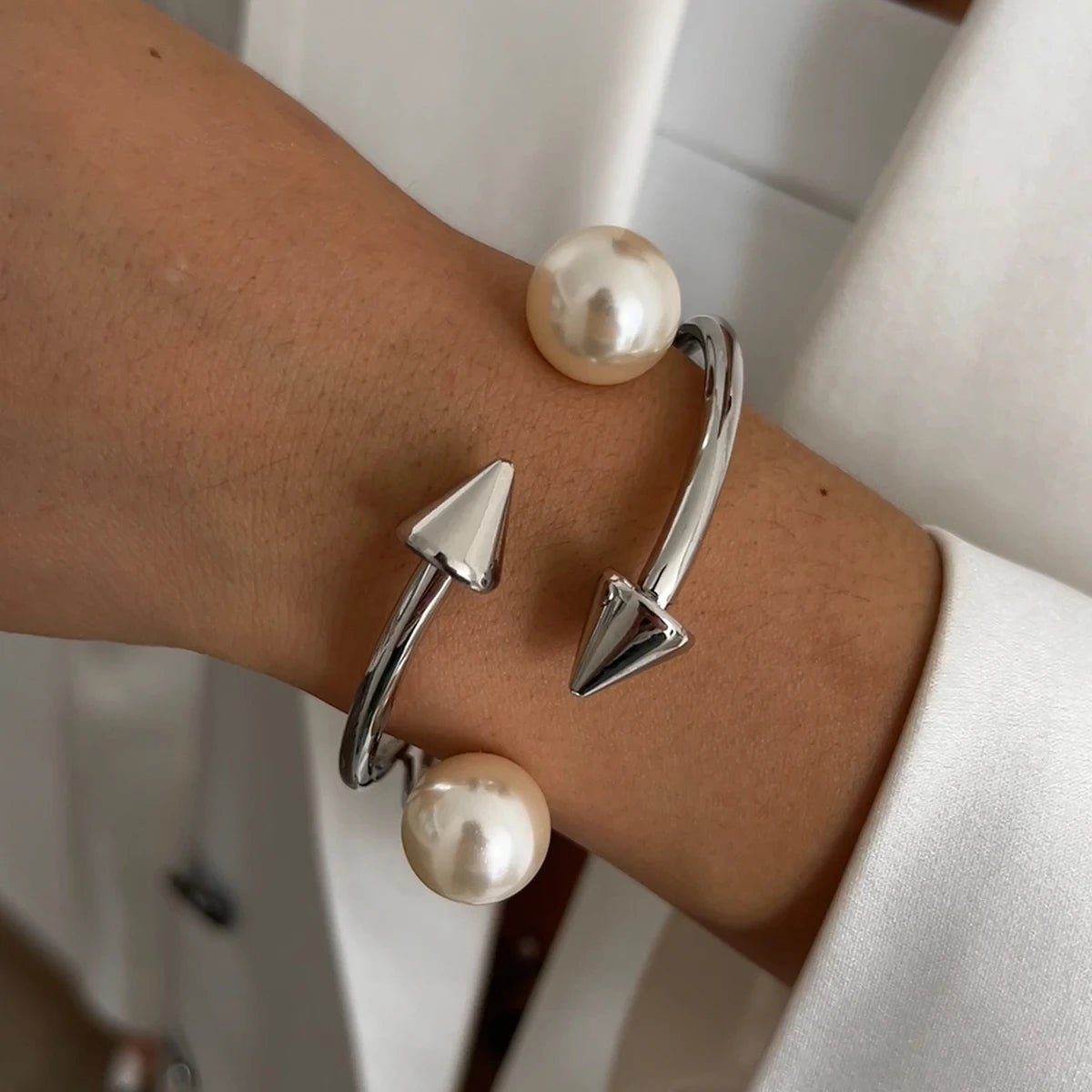 Salircon Aesthetic Design Vintage Geometric Texture Chunky Metal Bangles Women Charm Imitation Pearl Spring Bracelets Jewelry