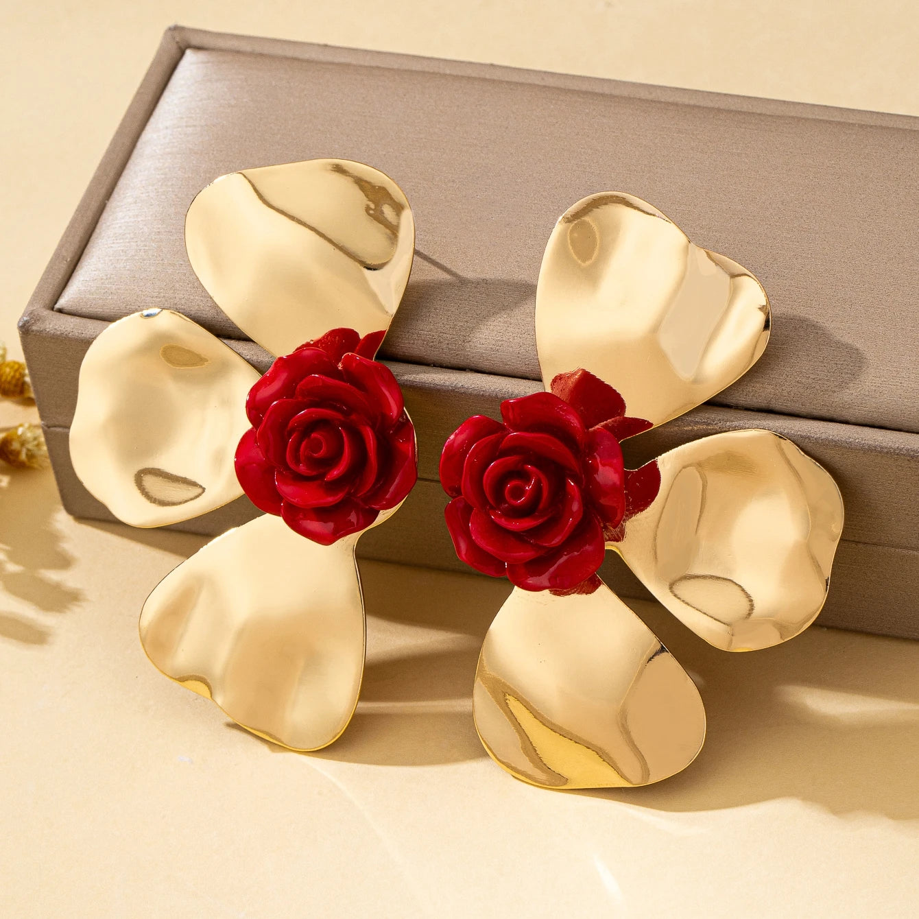 A Pair of Women's Earrings with Exaggerated Three-Dimensional Flower Petals, Sweet Holiday-Style Earrings, Suitable for Daily Wear and Vacation Wear