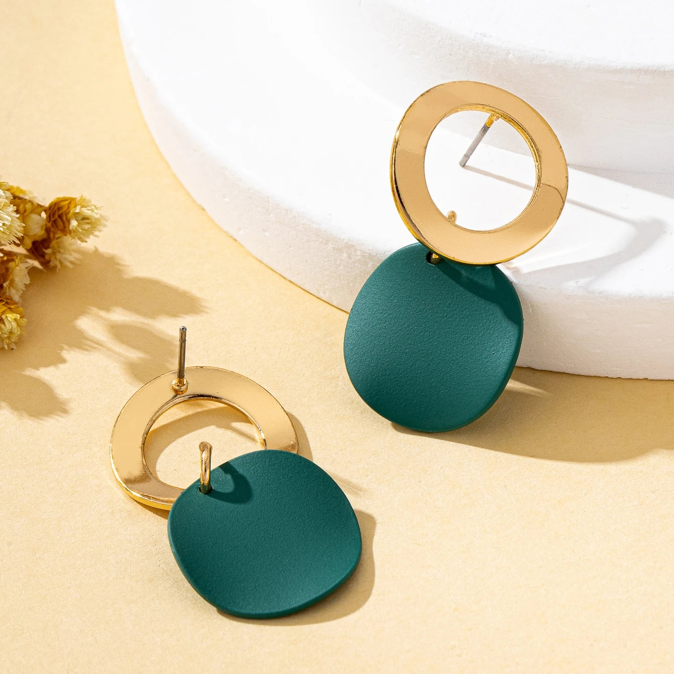 A Pair of Women's Earrings Wave Pattern Geometric Round Disc Stud Earrings Suitable for Daily and Vacation Wear