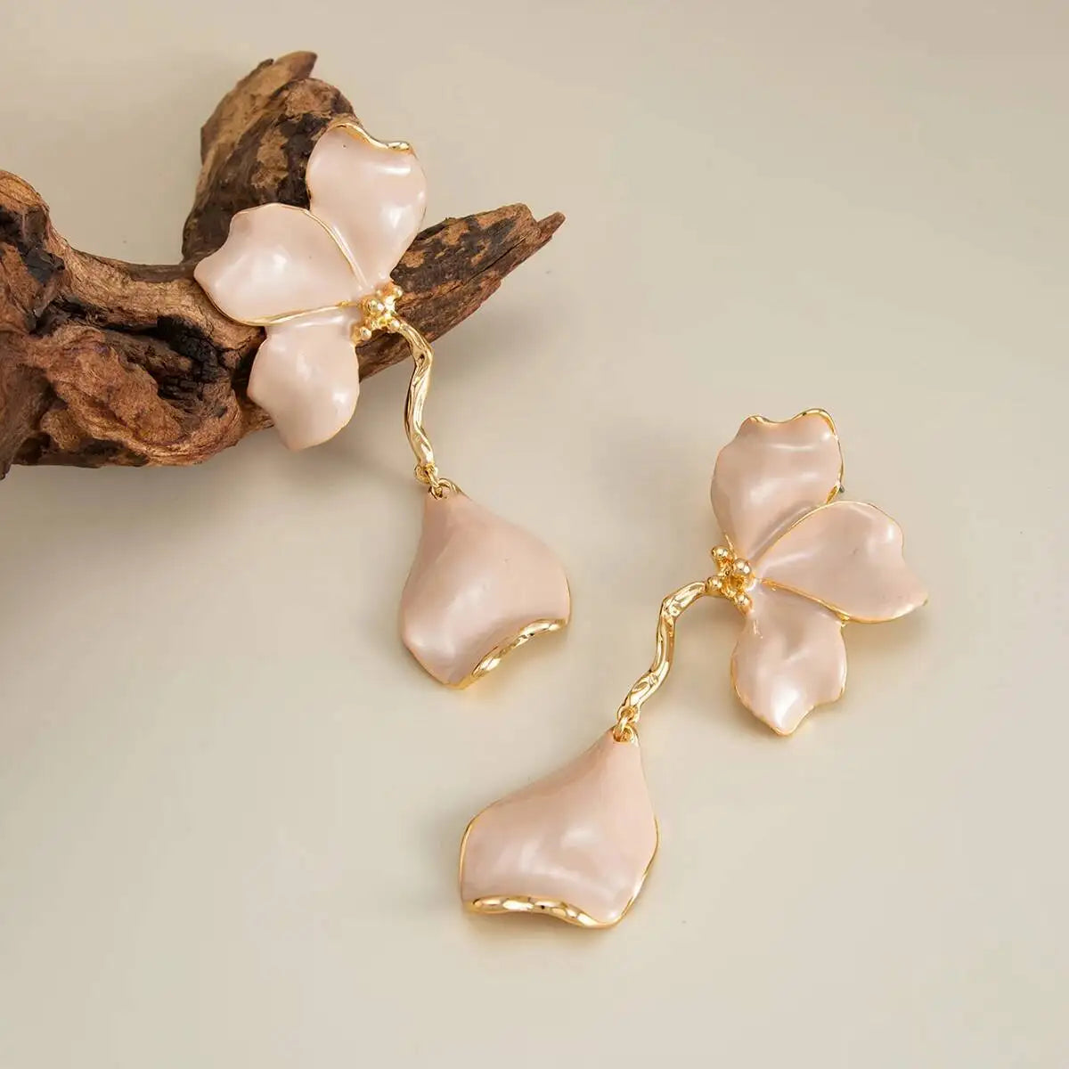 Salircon Fashion Elegant Oil Drop Petals Pendant Earrings for Women Classic Luxury Irregular Long Earrings Party Wedding Jewelry