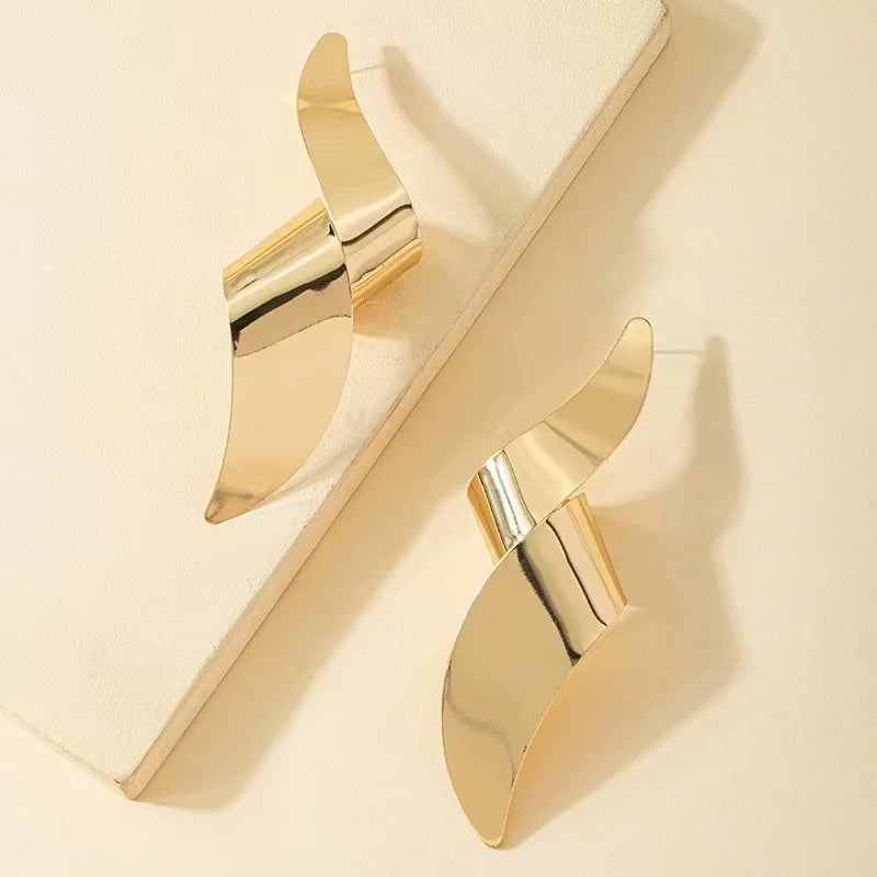 A Pair of Women's Earrings, Exaggerated Irregular Geometric Red Earrings, Suitable for Daily Wear and Vacation Wear