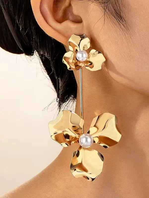 A Pair of Women's Double-Layer Hammered Gold Floral Long Earrings, Double Floral Faux Pearl Dangle Earrings, Elegant and Exaggerated Earrings for Women's Weddings and Banquets