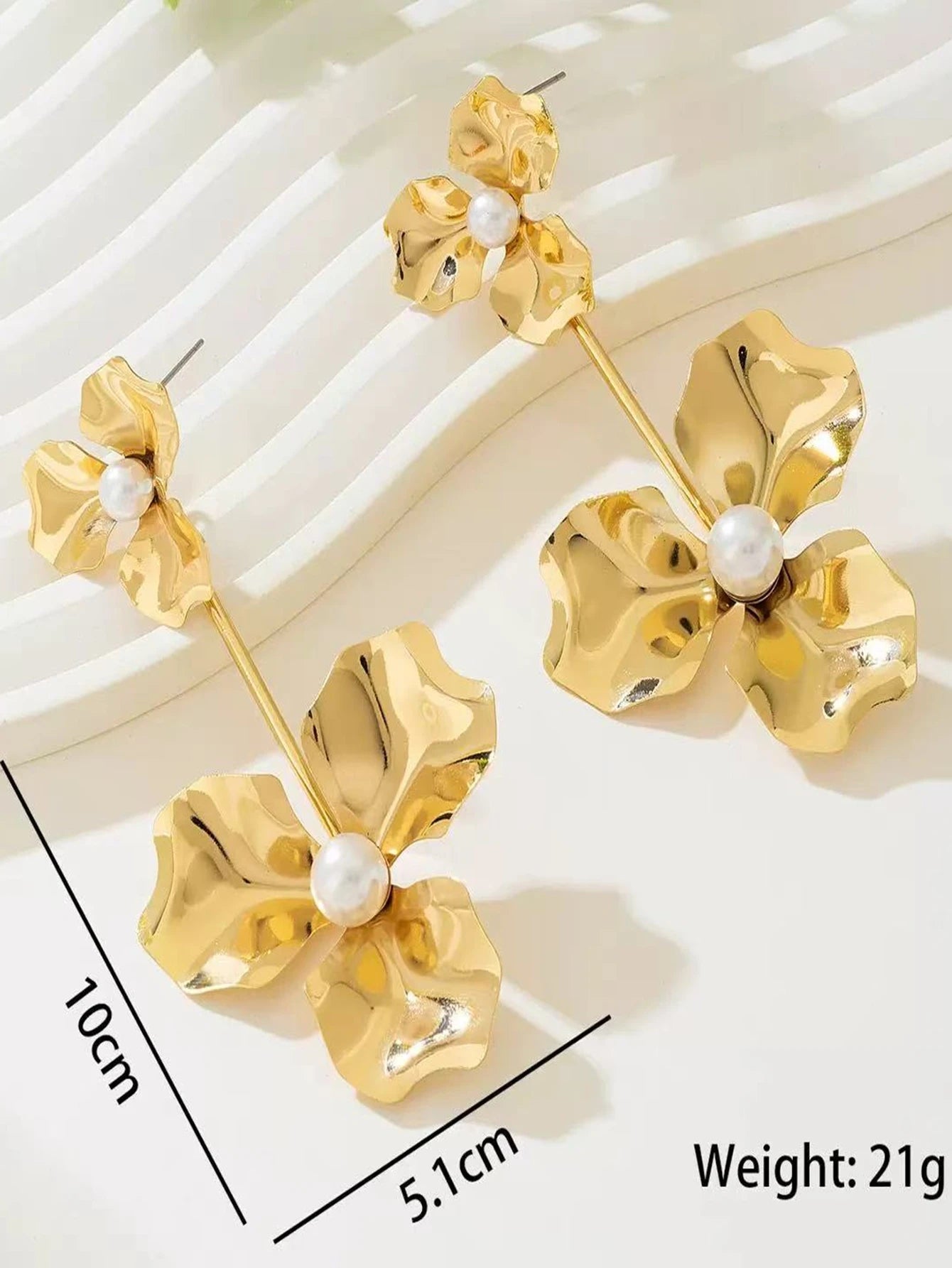A Pair of Women's Double-Layer Hammered Gold Floral Long Earrings, Double Floral Faux Pearl Dangle Earrings, Elegant and Exaggerated Earrings for Women's Weddings and Banquets