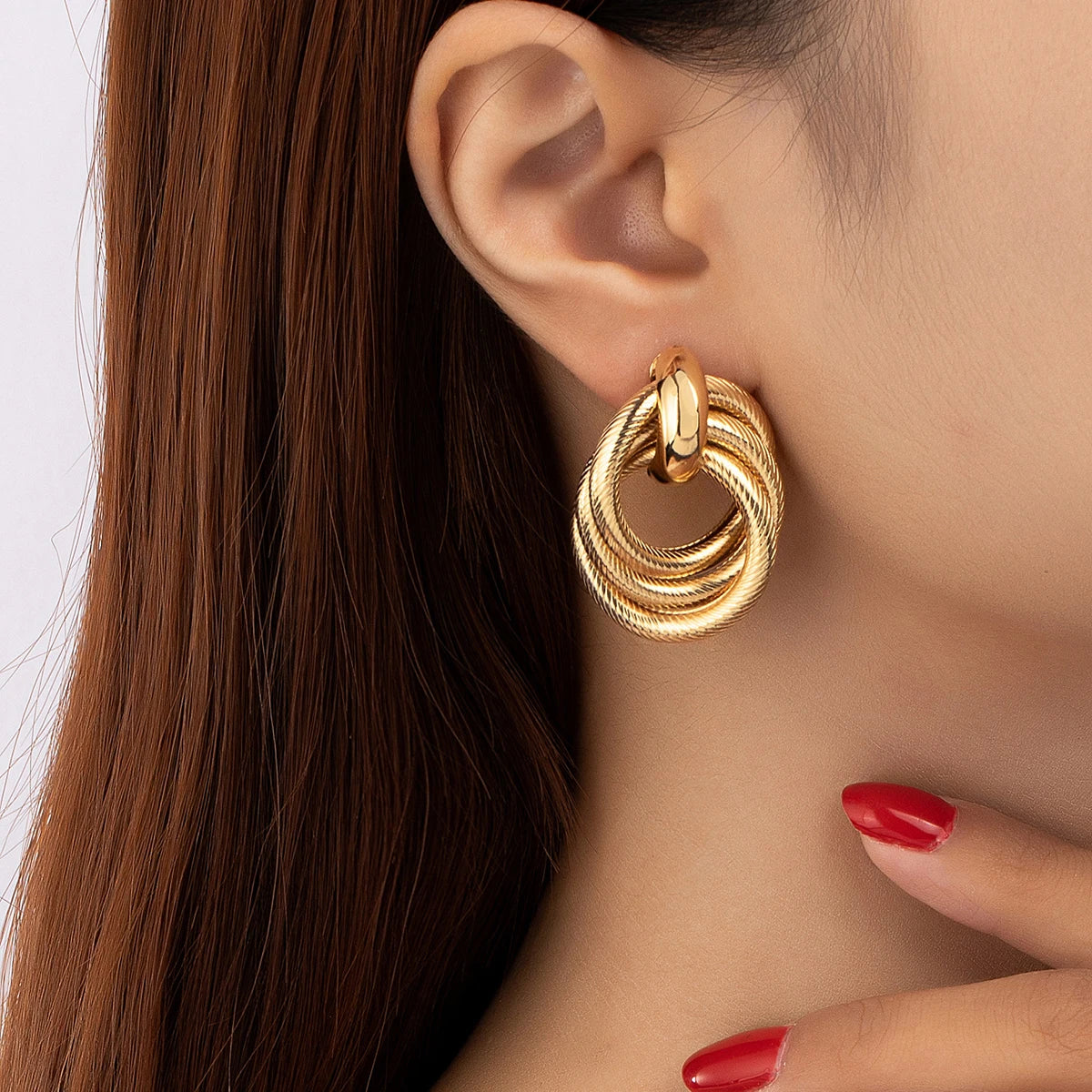 A Stylish Multi-Layered Twisted Metal Earring in Gold and Silver, a Versatile Accessory for Everyday Wear with a High-End Feel