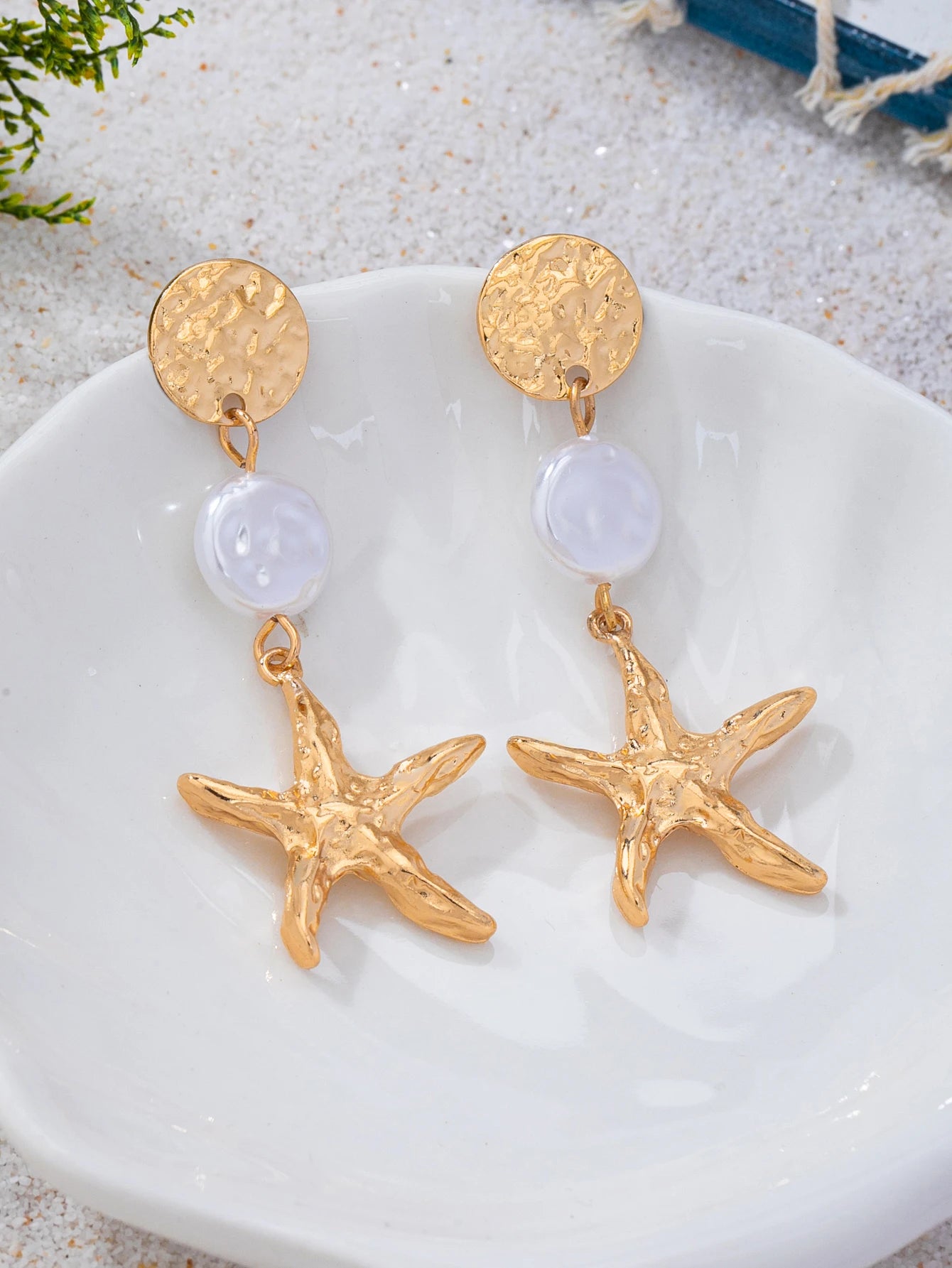 A Pair of Long Earrings with Golden Hammered Discs and Faux Pearls in the Shape of a Starfish, Bohemian Ocean Beach Style, Suitable for Women's Daily Wear, Vacation, and Parties
