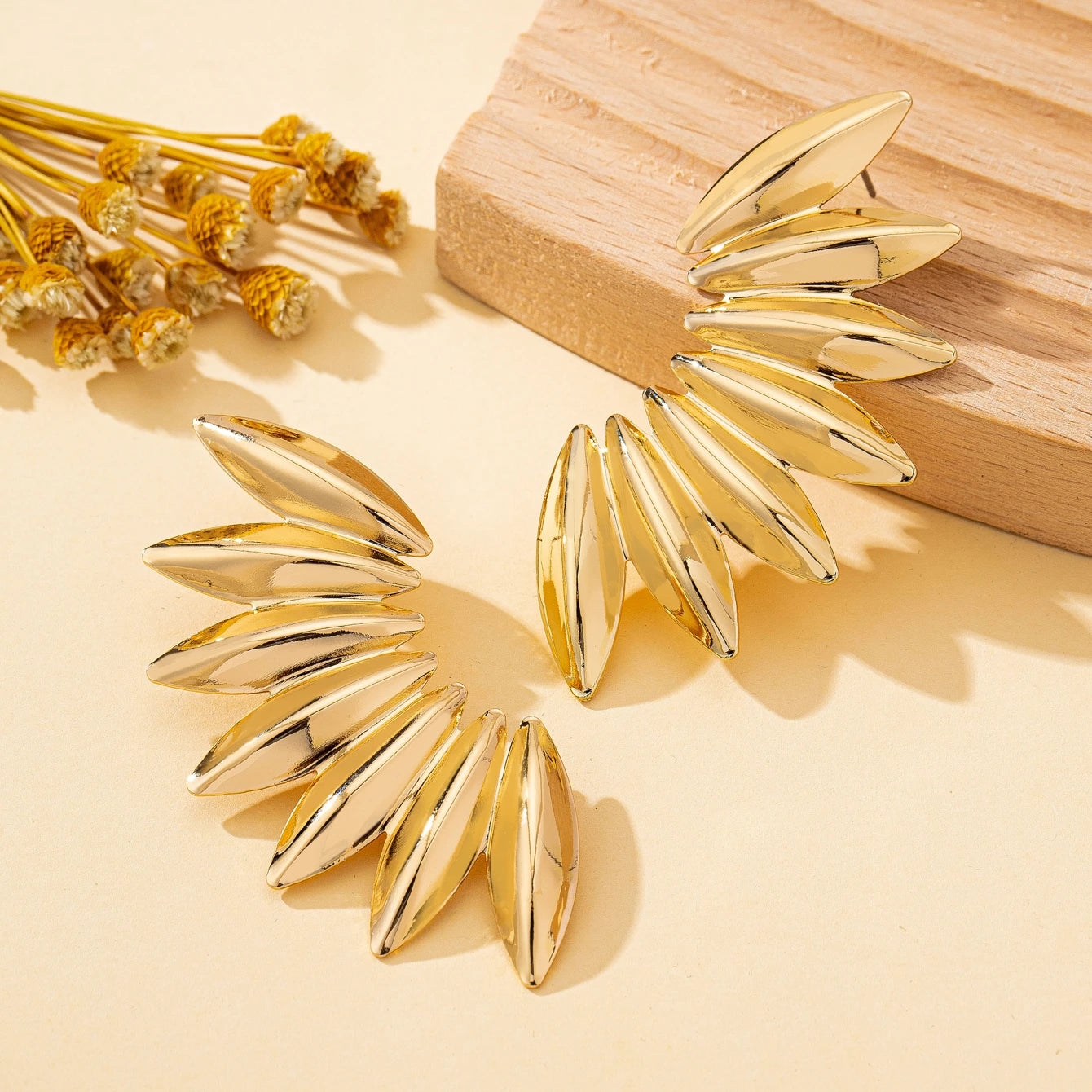 A Pair of Women's Fashion Earrings, Creative Retro Exaggerated Punk Metal Fan-Shaped Earrings, Suitable for Daily Wear and Parties