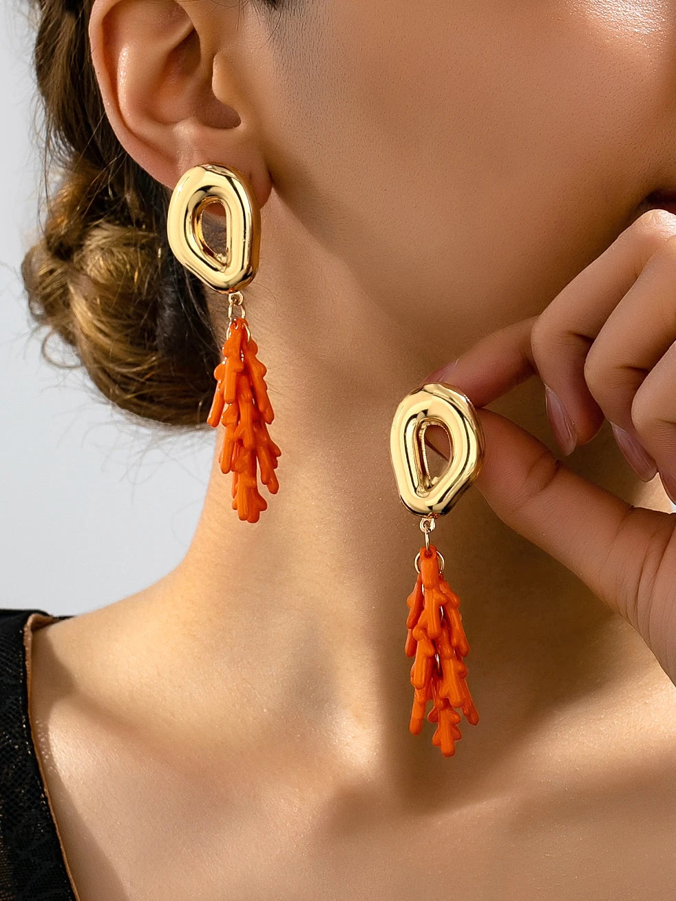 A Pair of Women's Fashionable Vertical Earrings with Ocean Vacation Elements and Coral Pendants, Suitable for Daily Wear, Vacations, and Gift-Giving