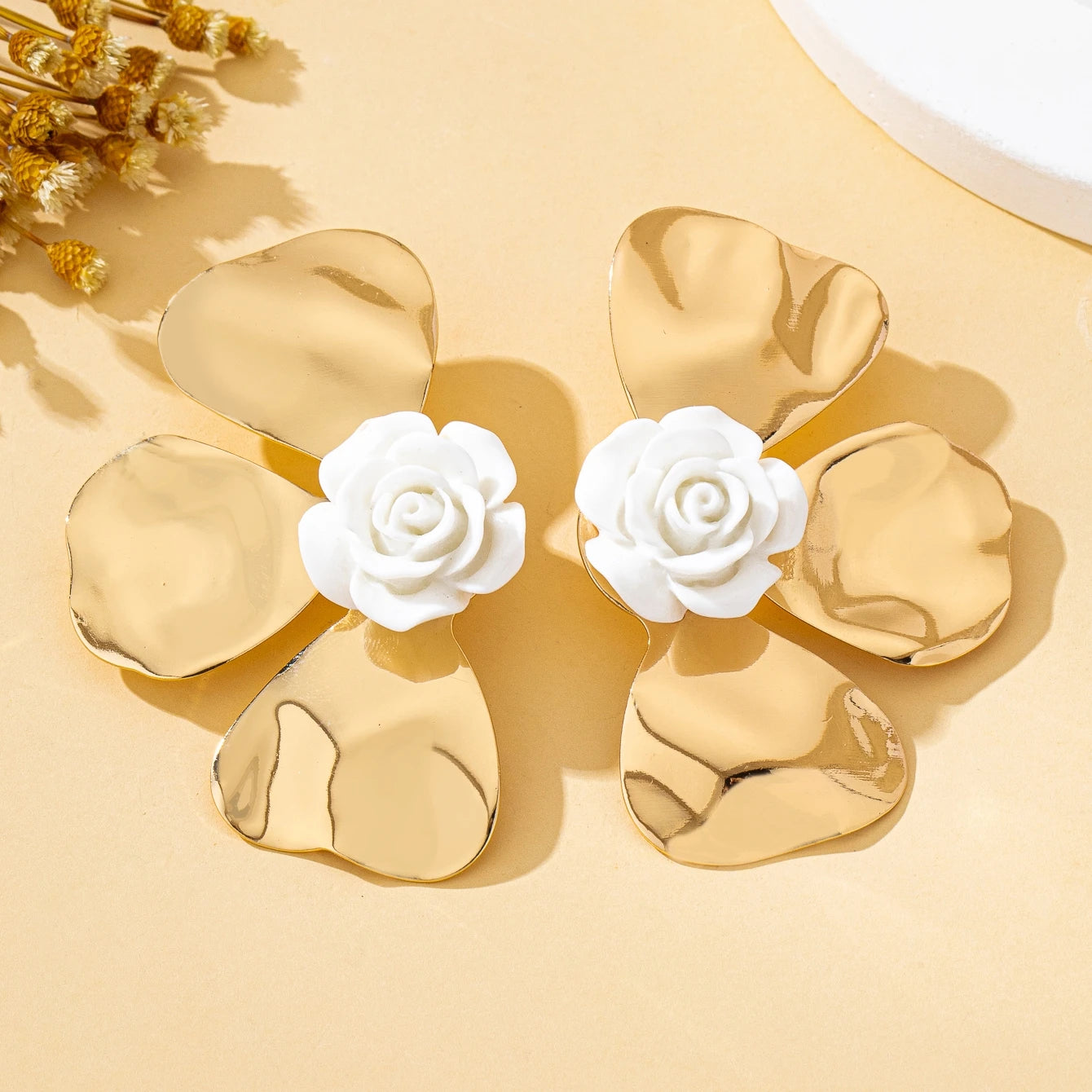 A Pair of Women's Earrings with Exaggerated Three-Dimensional Flower Petals, Sweet Holiday-Style Earrings, Suitable for Daily Wear and Vacation Wear