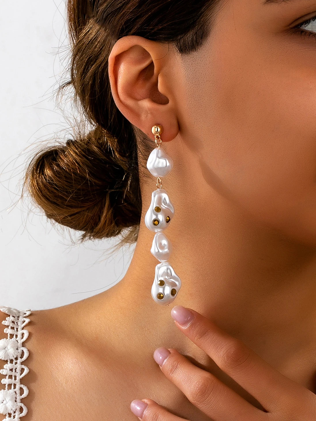A Pair of Women's Fashionable Dangle Earrings, Simple and Elegant Baroque-Style Earrings with Faux Pearls and Glass Gemstones, Suitable for Daily Wear, Vacations, and as a Gift