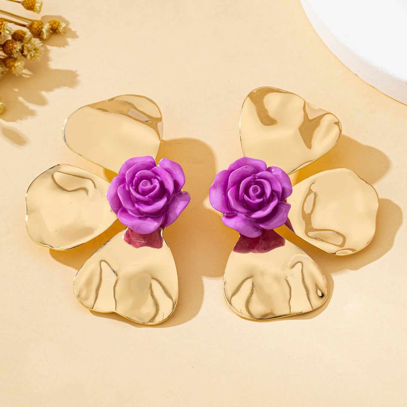 A Pair of Women's Earrings with Exaggerated Three-Dimensional Flower Petals, Sweet Holiday-Style Earrings, Suitable for Daily Wear and Vacation Wear