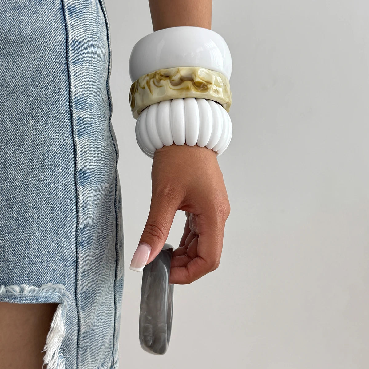 Salircon 4 Styles Vintage Punk Irregular White Resin Cuff Elastic Bangles Women Boho Wide Geometric Bracelets Y2K Jewelry Gifts